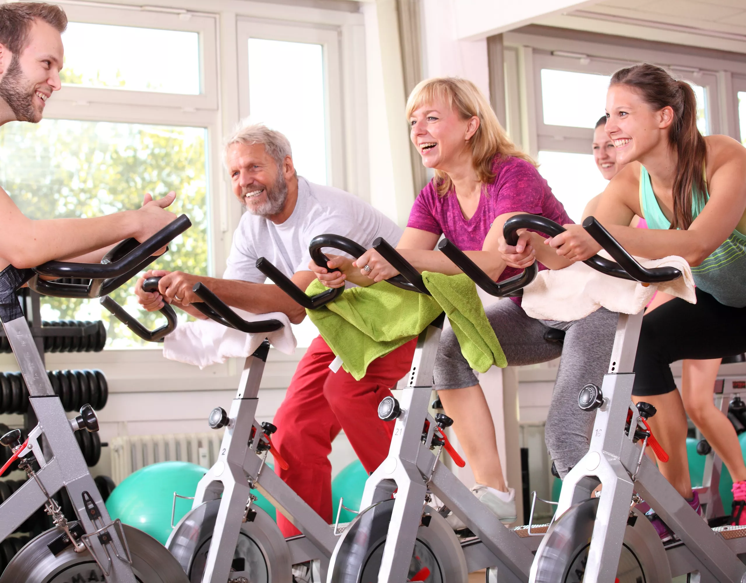 Kursteilnehmer machen Indoor Cycling