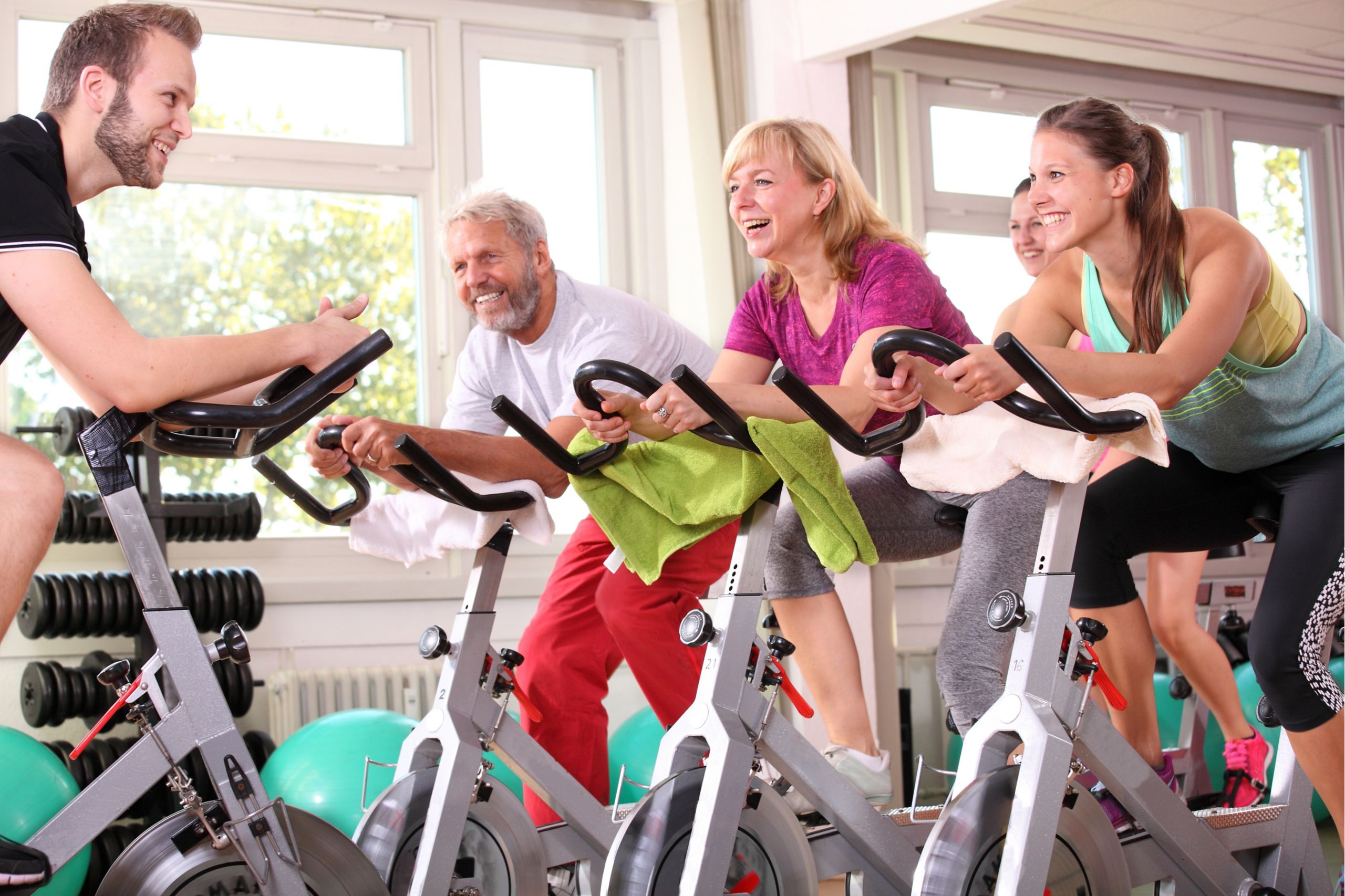 Kursteilnehmer machen Indoor Cycling