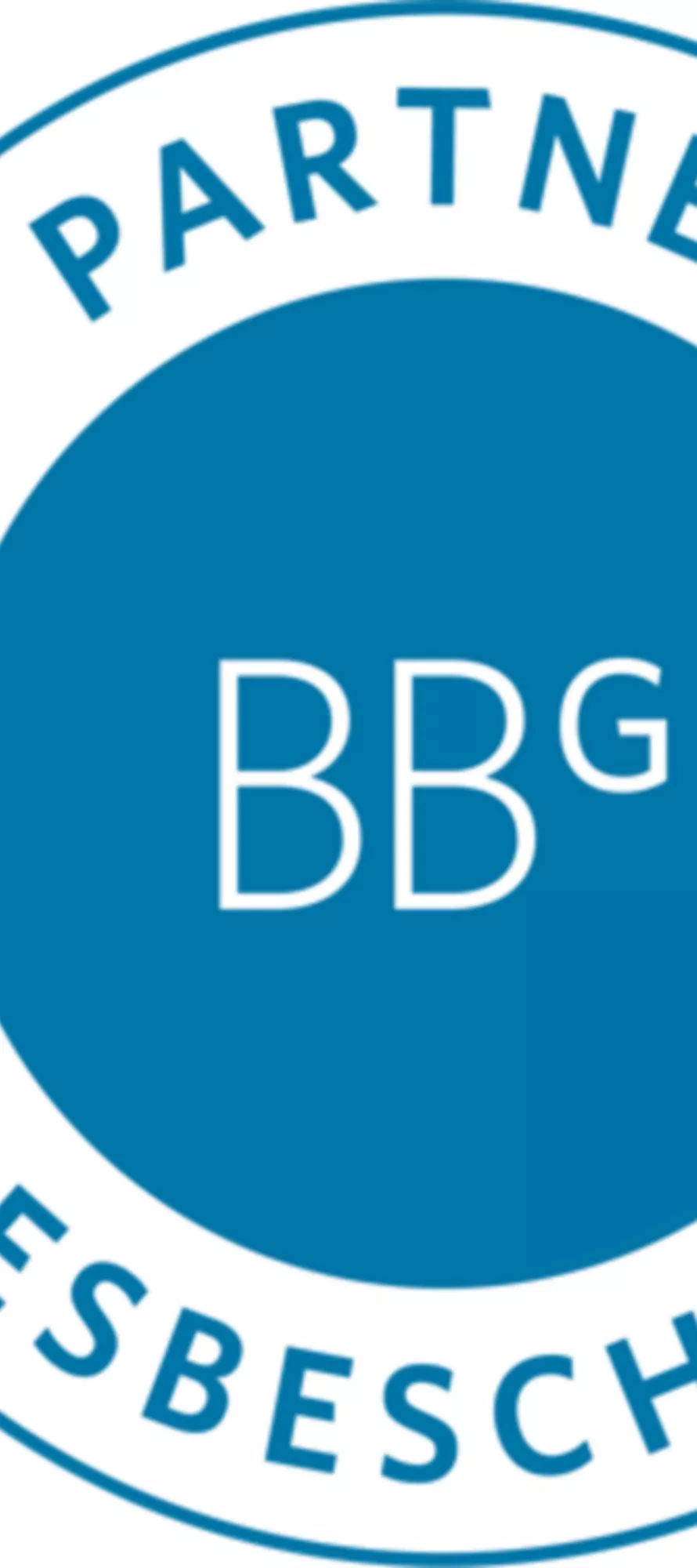 Ein Stapel mit mehreren Broschüren liegt auf einem Holztisch