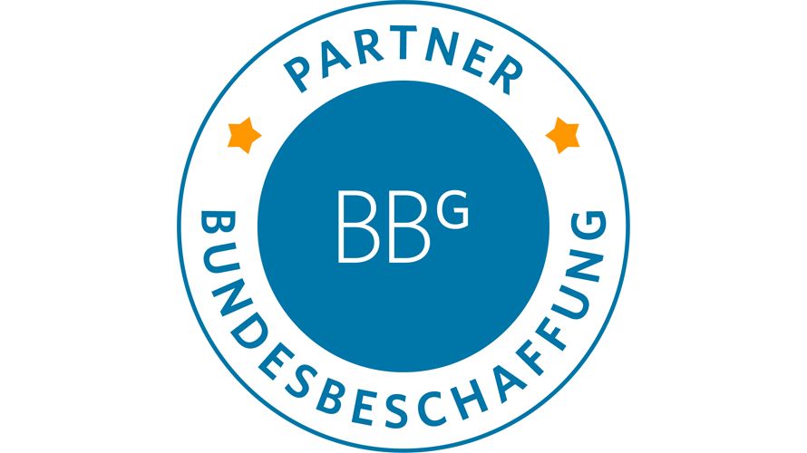 Ein Stapel mit mehreren Broschüren liegt auf einem Holztisch