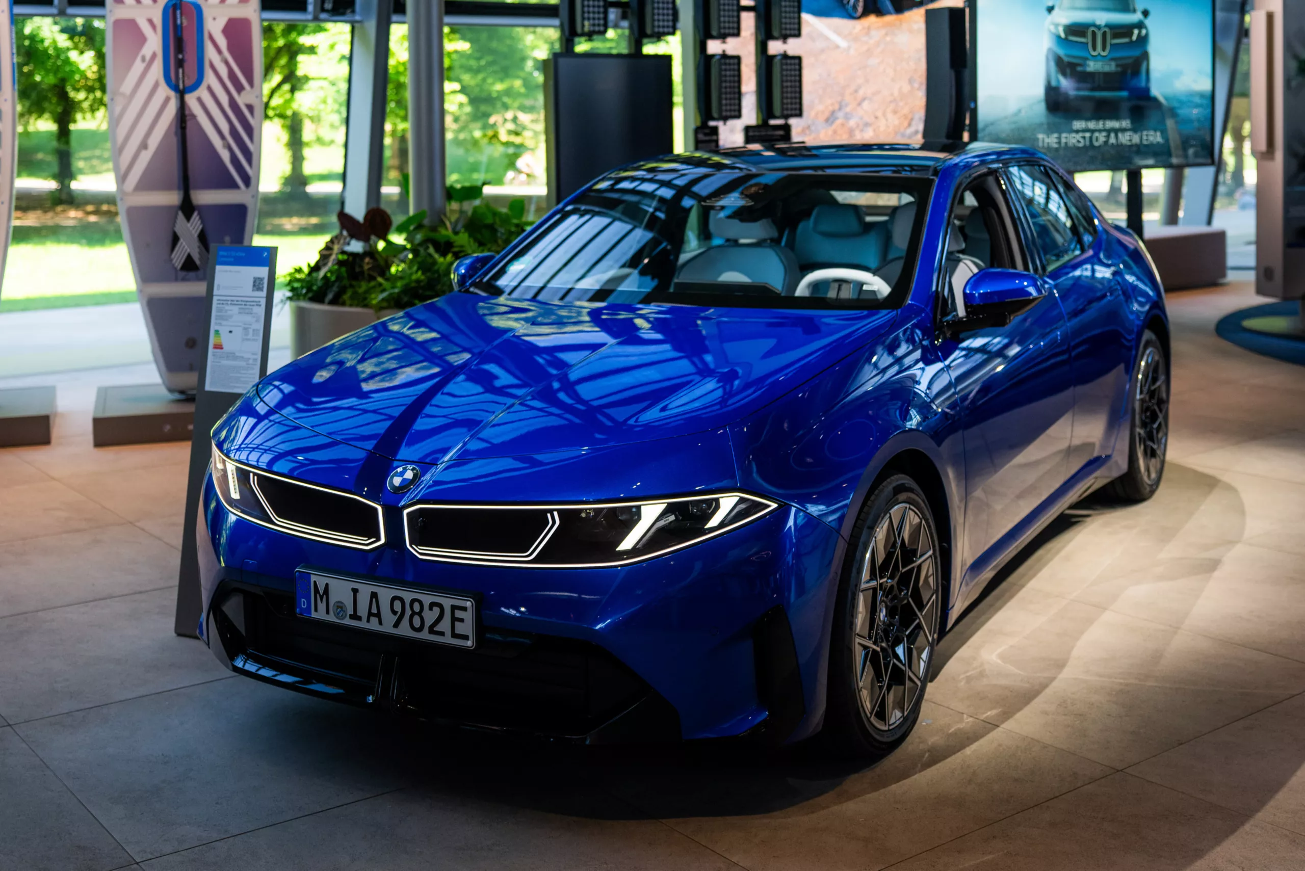 Blauer BMW i3 in der BMW Welt.