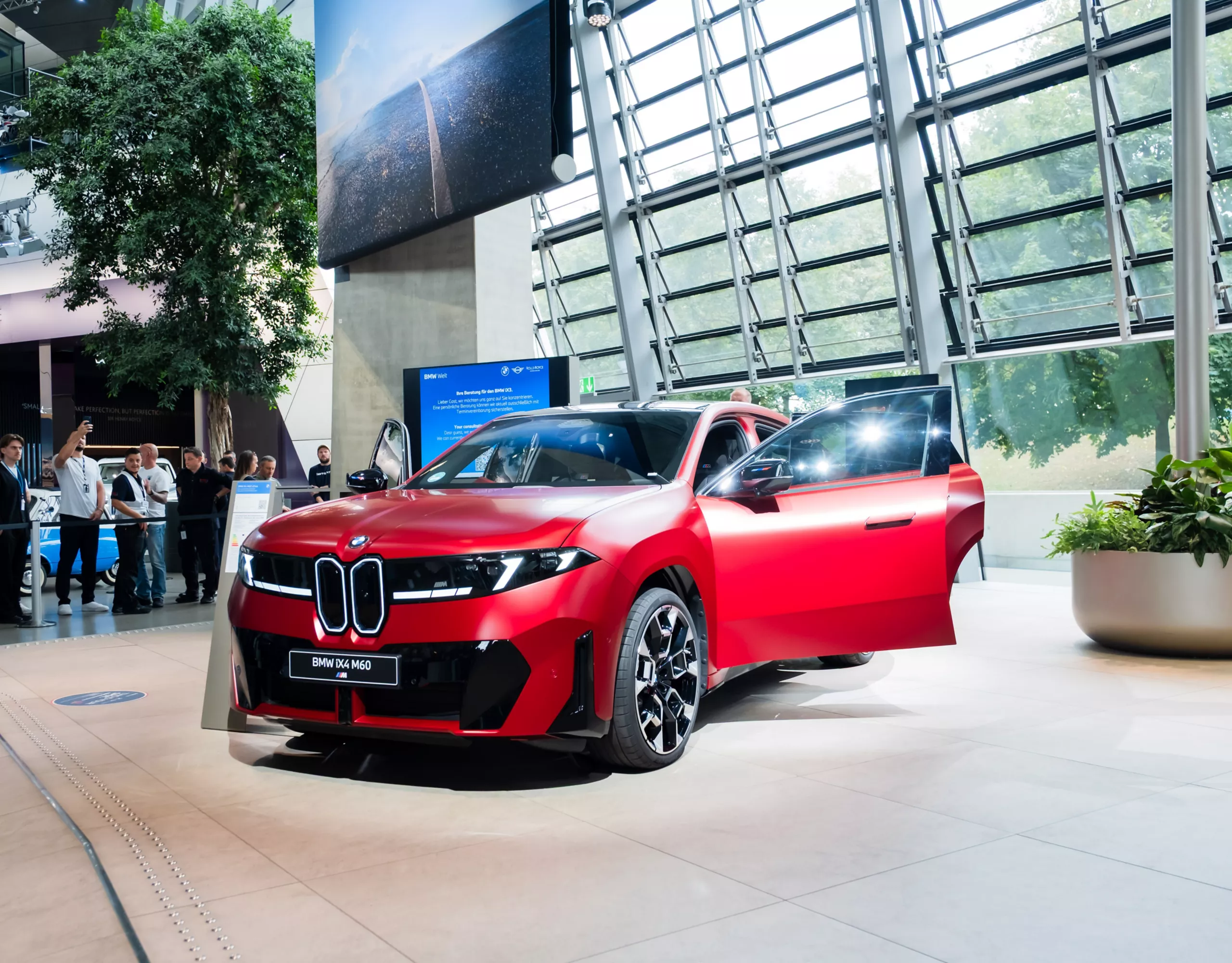 Roter BMW iX4 in der BMW Welt.