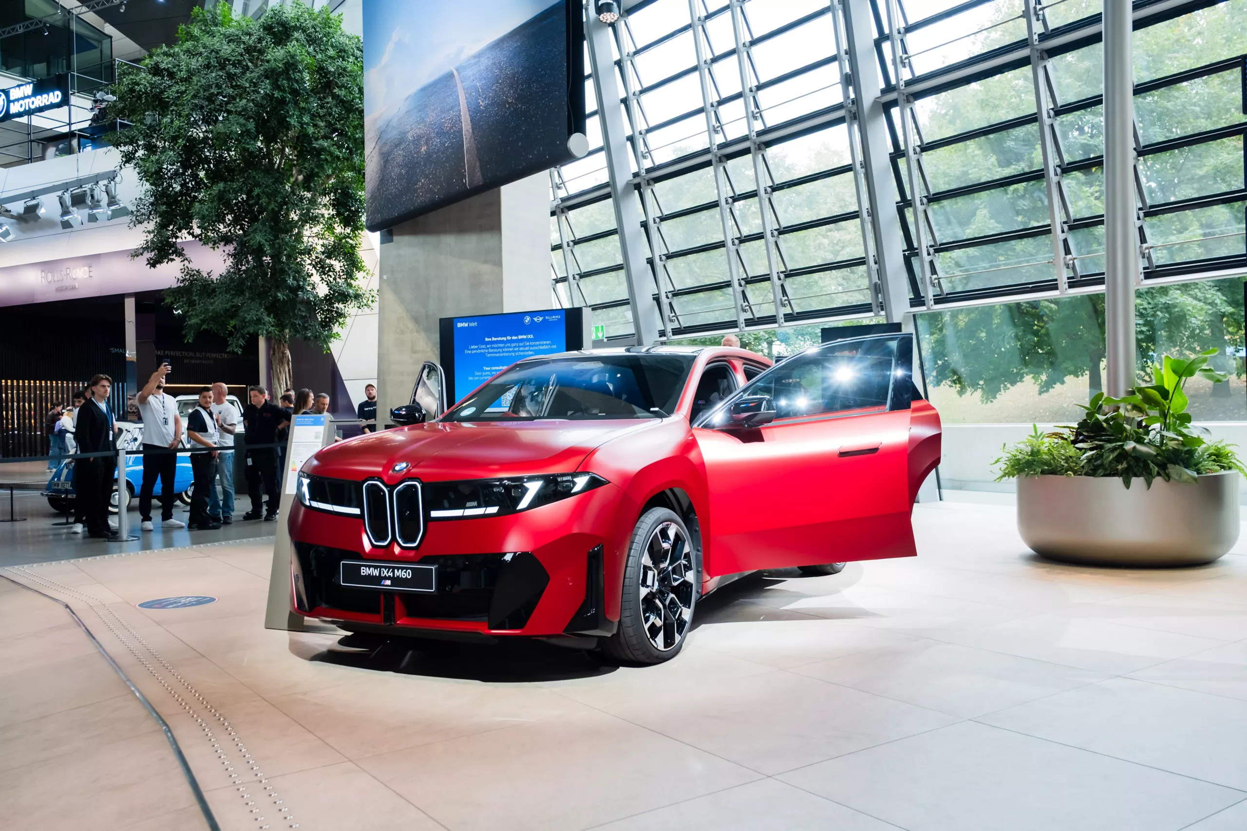 Roter BMW iX4 in der BMW Welt.