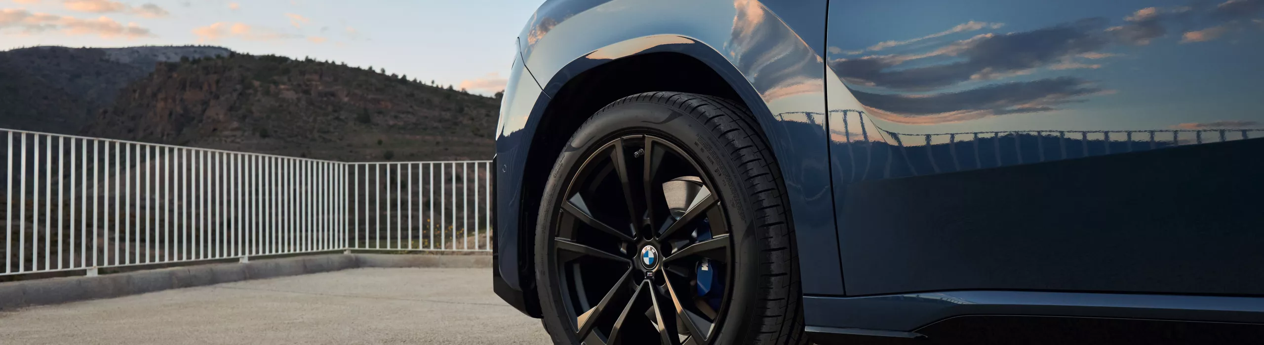 Une BMW est stationnée sur une plateforme – vue détaillée de la roue