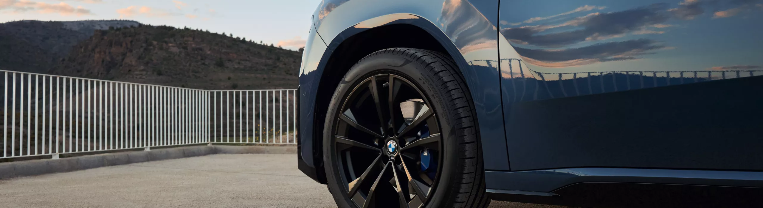 플랫폼 위에 세워진 BMW – 휠 상세 보기