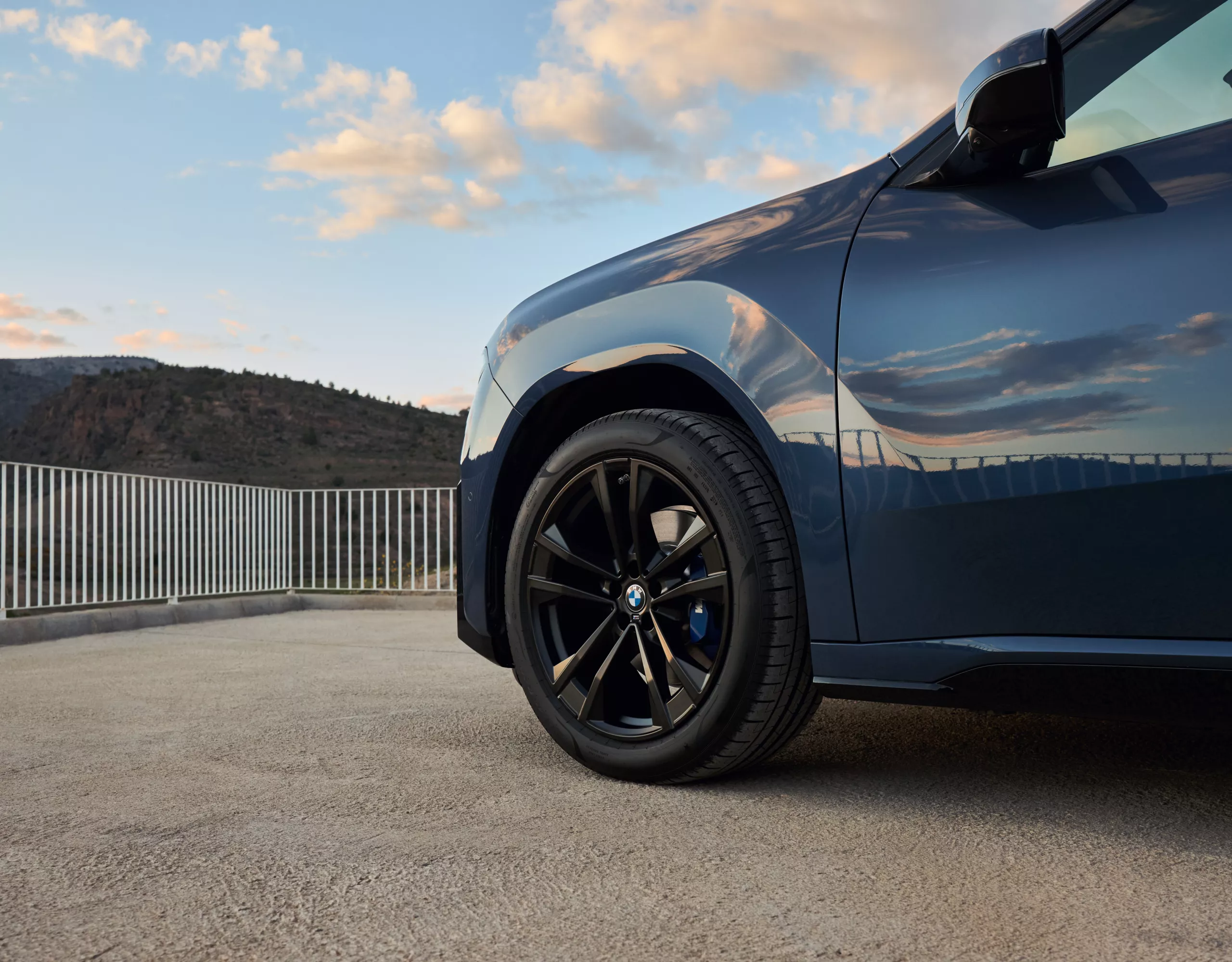 BMW iX3 met zwarte velg staat op een platform