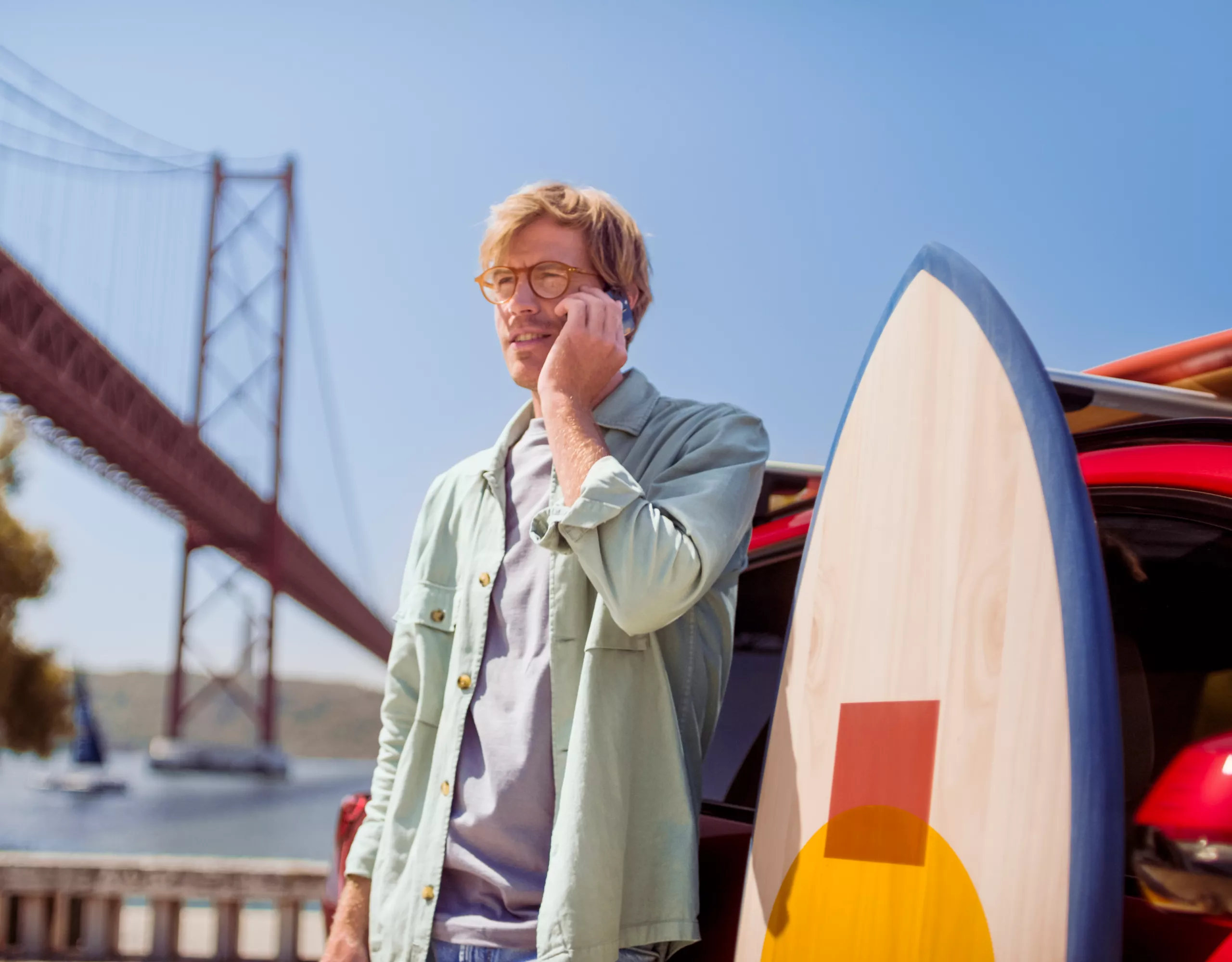 BMW Financial Services man sitting in BMW and woman with smartphone