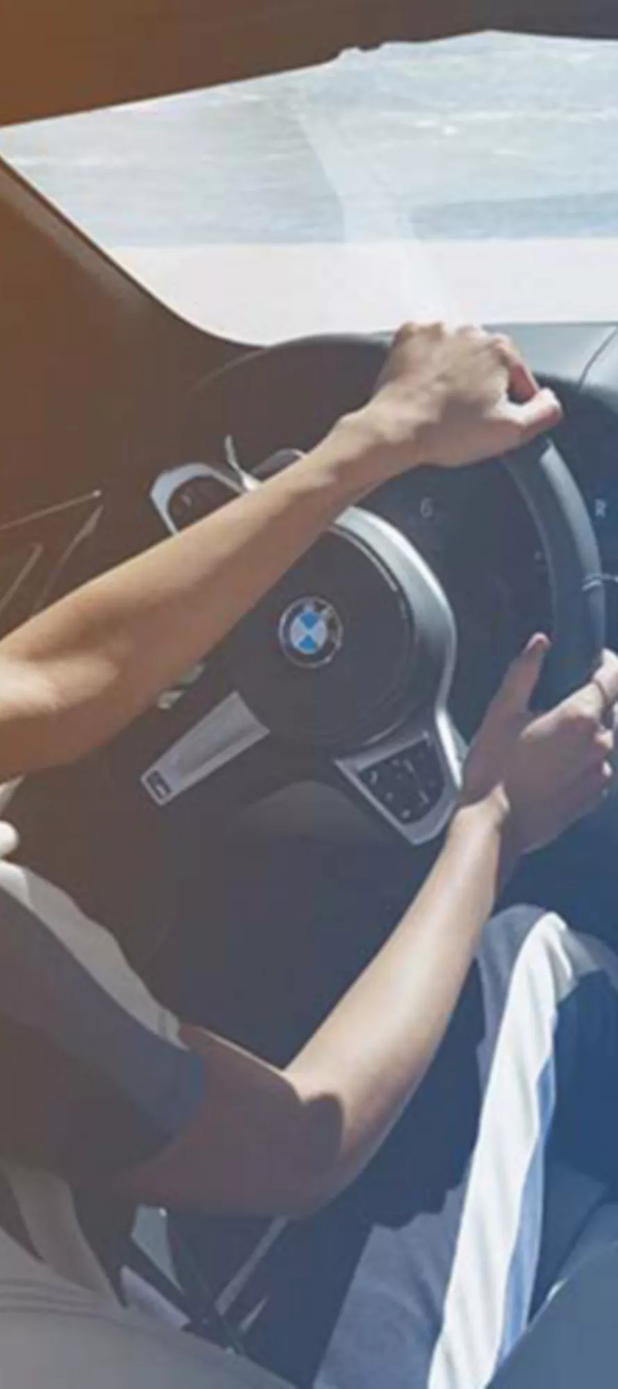 BMWドライブ・レコーダーの画面を見ている人