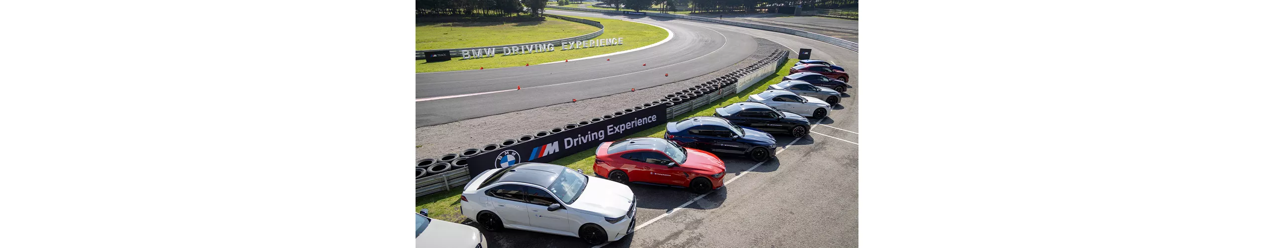 Vista lateral derecha de coche deportivo M Track Experience