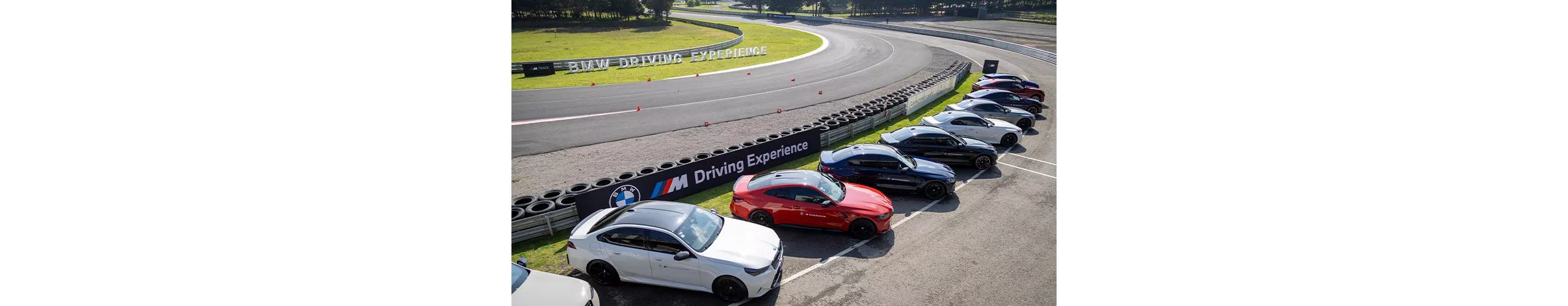 Vista lateral derecha de coche deportivo M Track Experience