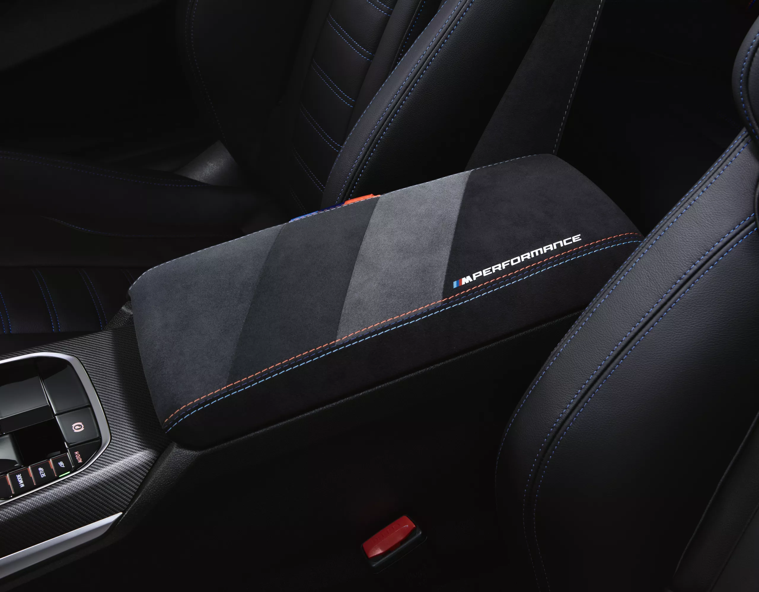 Vue détaillée d’une roue BMW devant un étrier de frein rouge