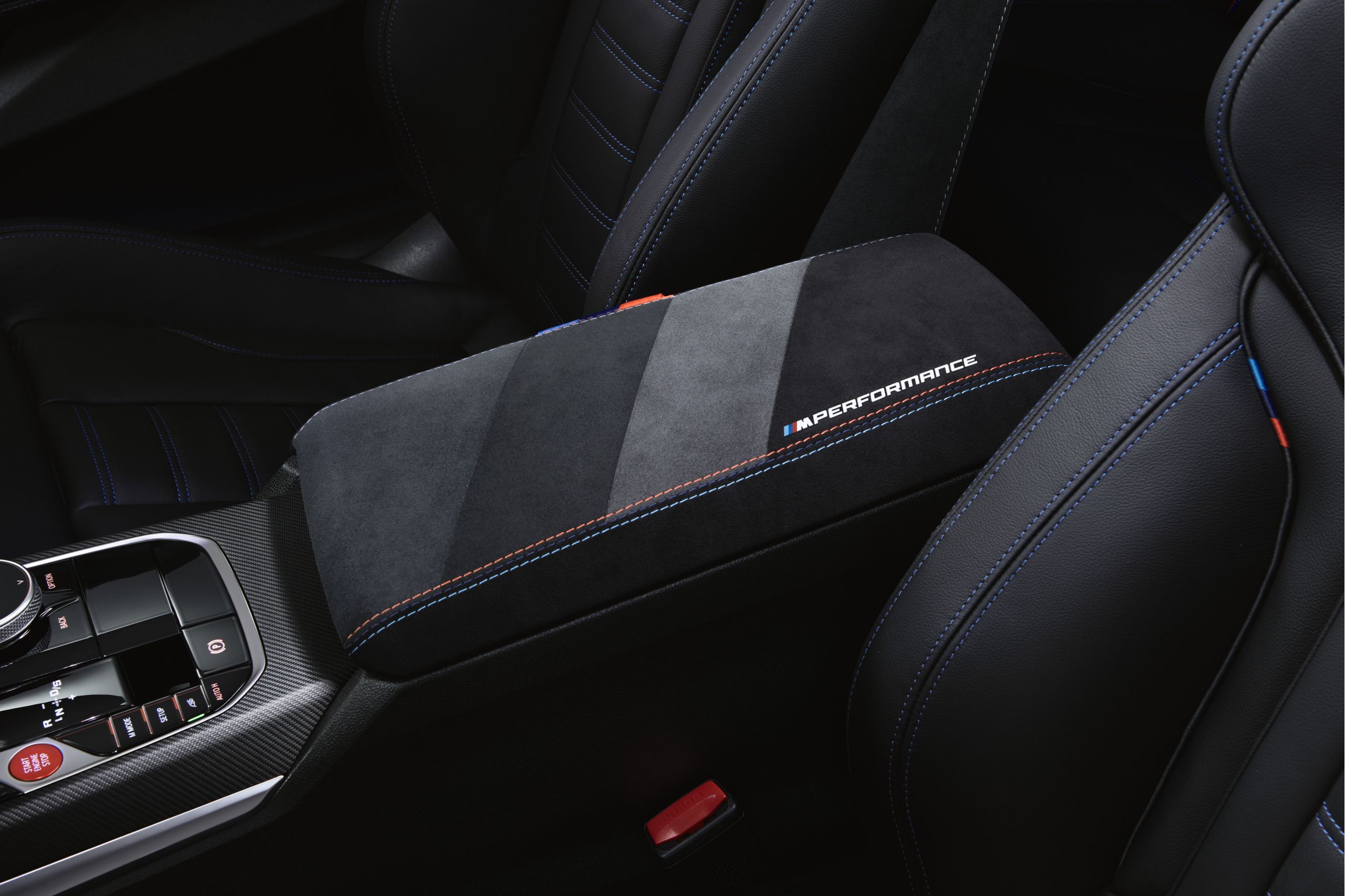 Detailansicht einer BMW Felge vor rotem Bremssattel