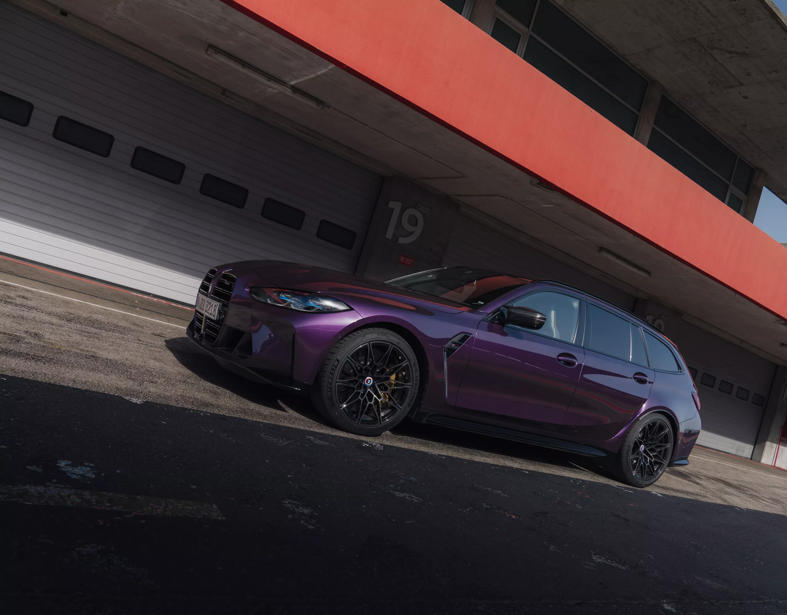 Niebieskie BMW M4 CS w przyciągającym wzrok, eksrawaganckim kolorze niebieskim, na torze.