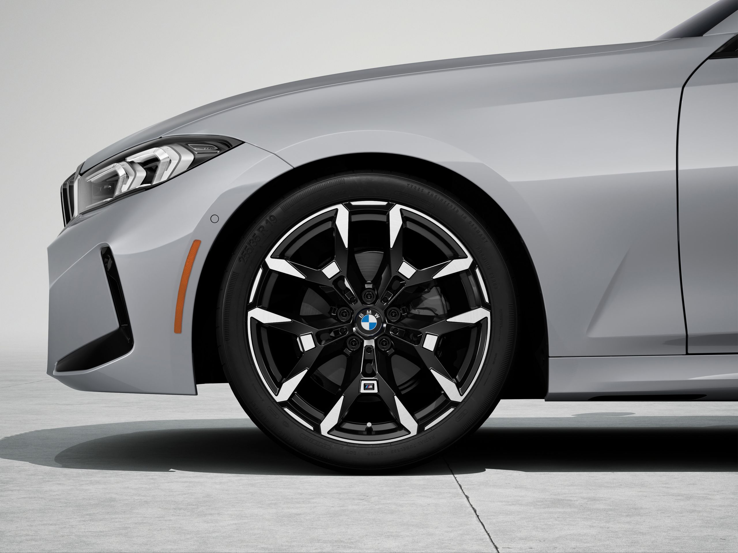 Close-up of the 19" M Double-spoke style light alloy wheel