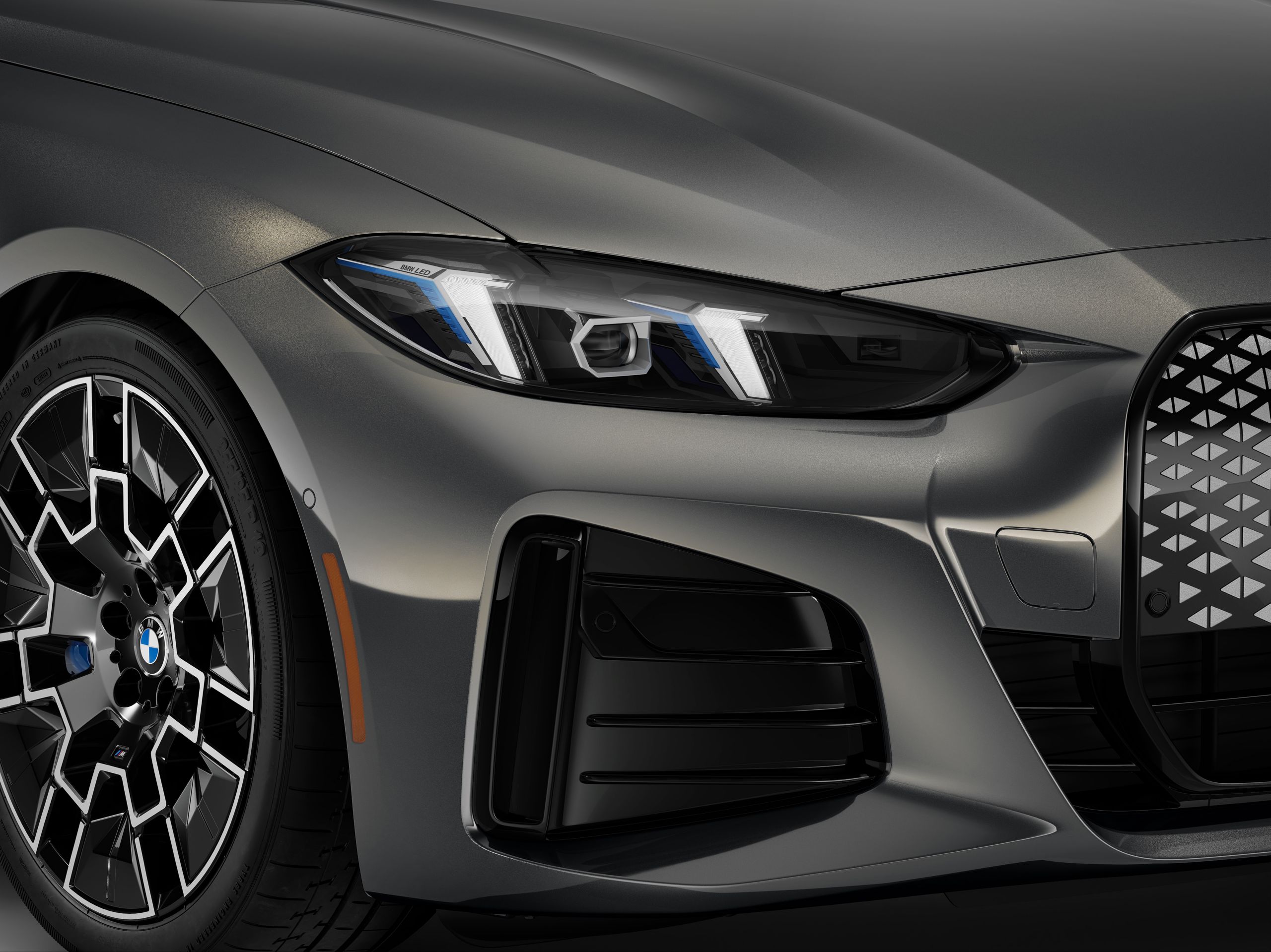Adaptive LED headlights on the BMW i4 Gran Coupe