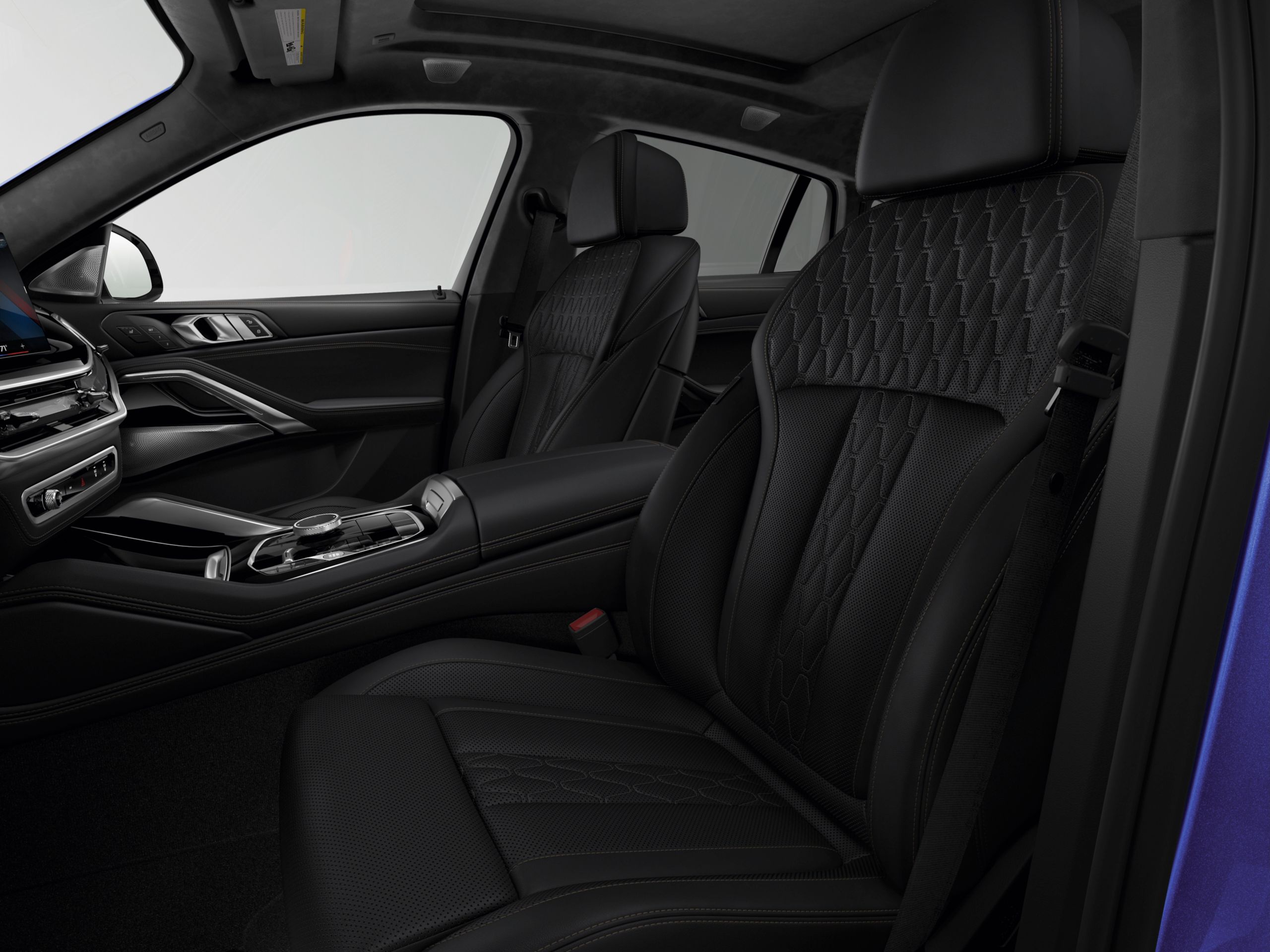 Electrically adjustable sport seats for driver and front passenger with black upholstery in the BMW X6 M60i