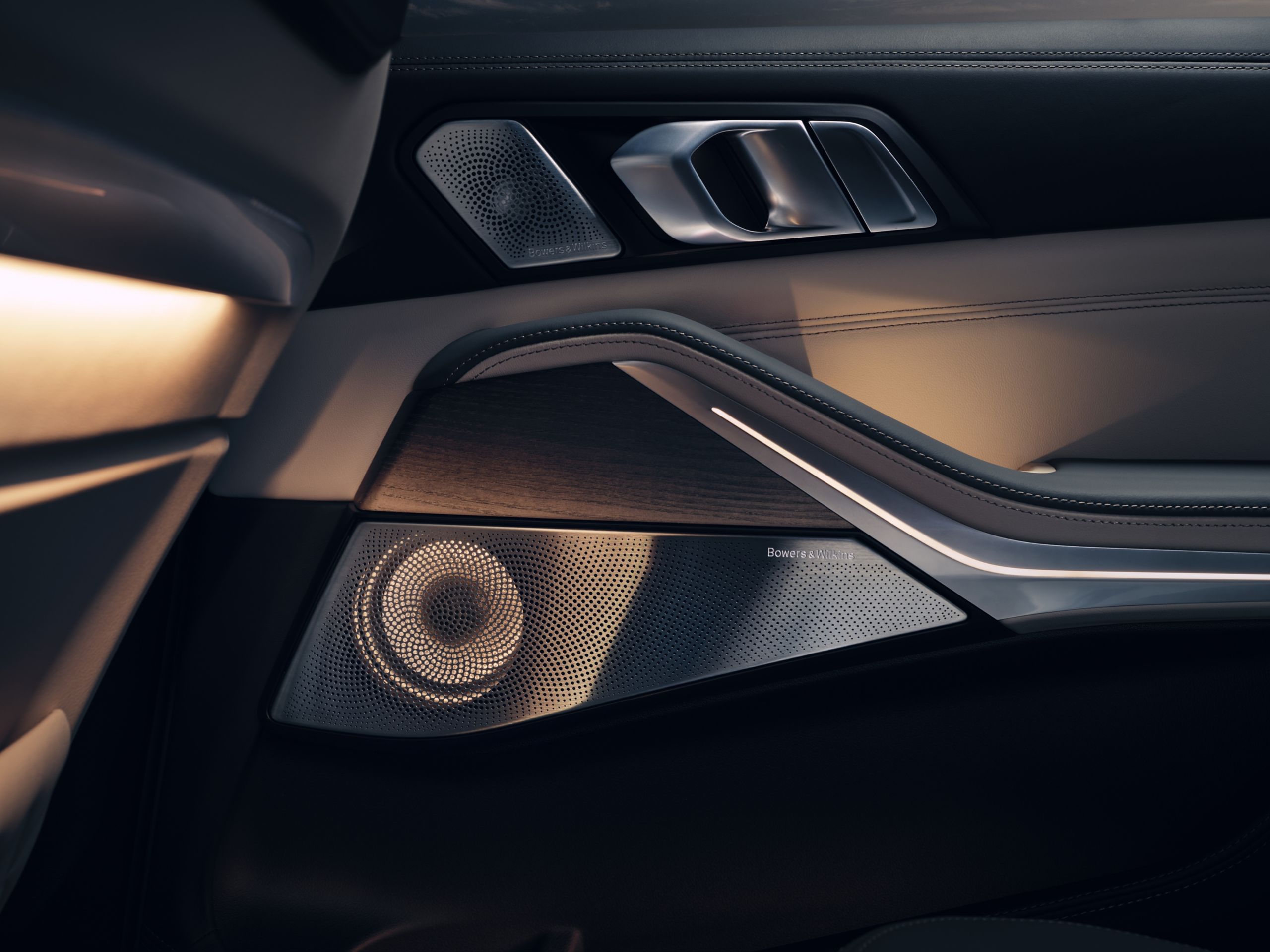 BMW X7 Bowers & Wilkins Diamond Surround Sound System