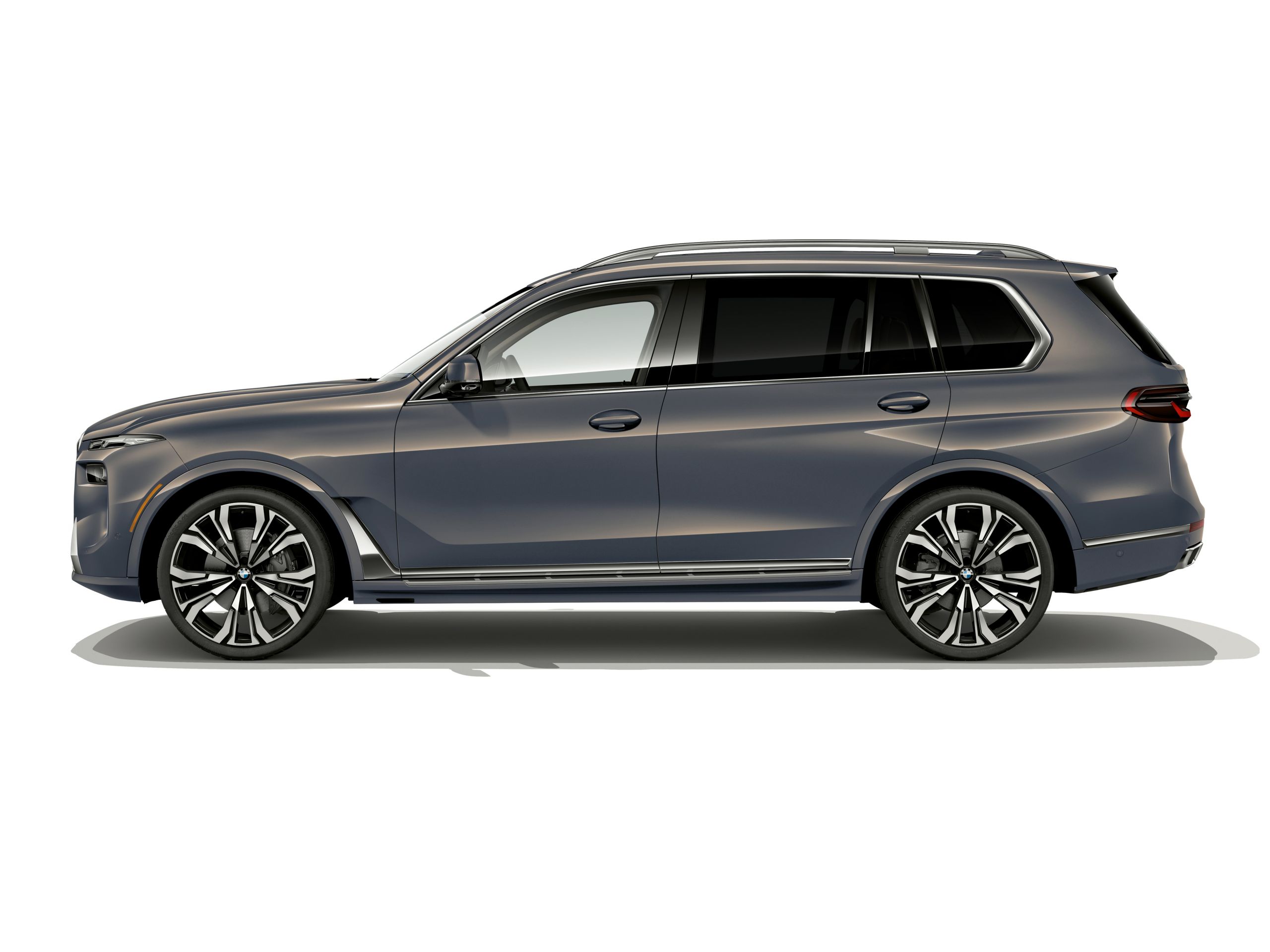 BMW X7 side view
