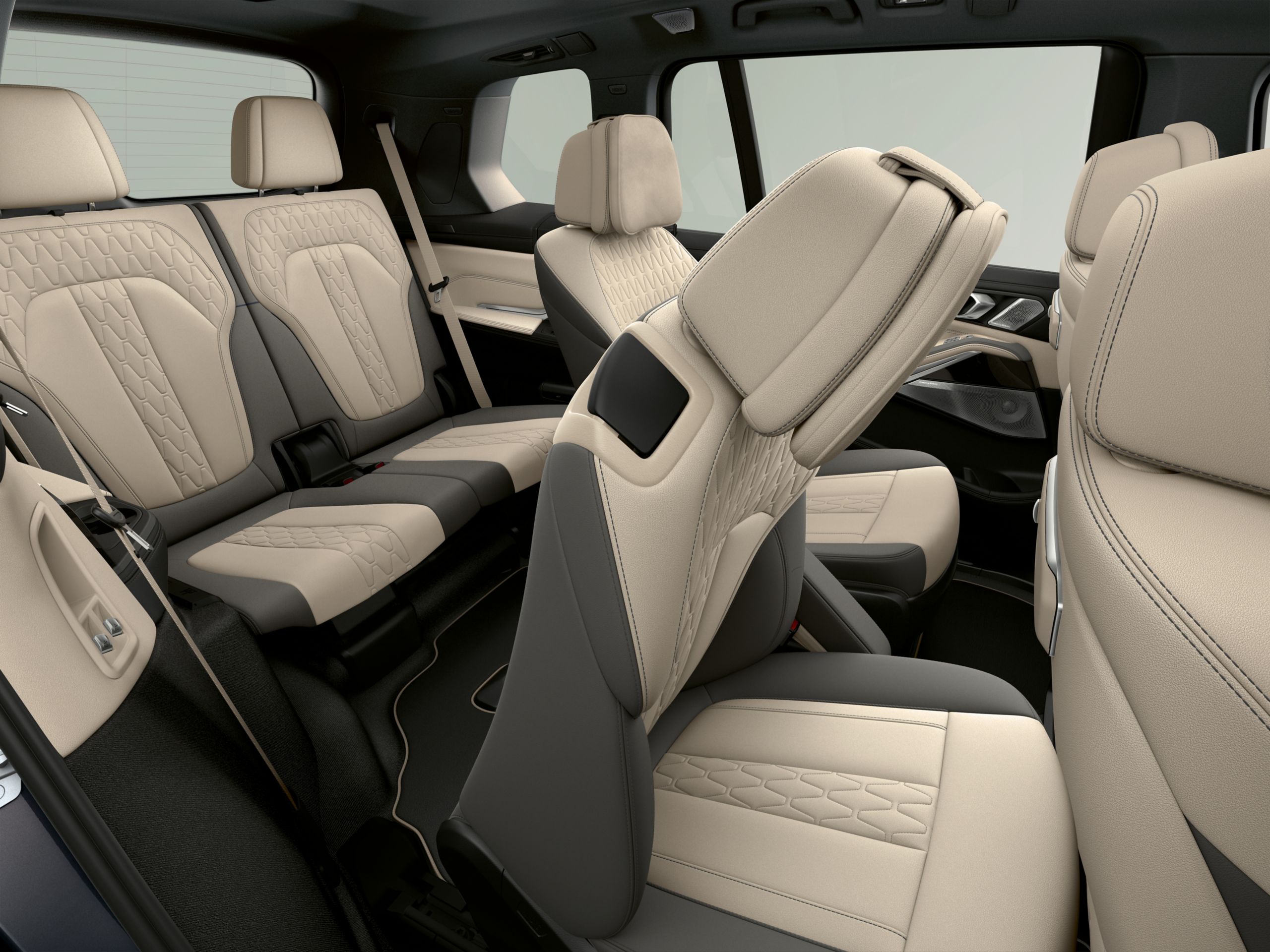 BMW X7 seat configurations and luggage compartment