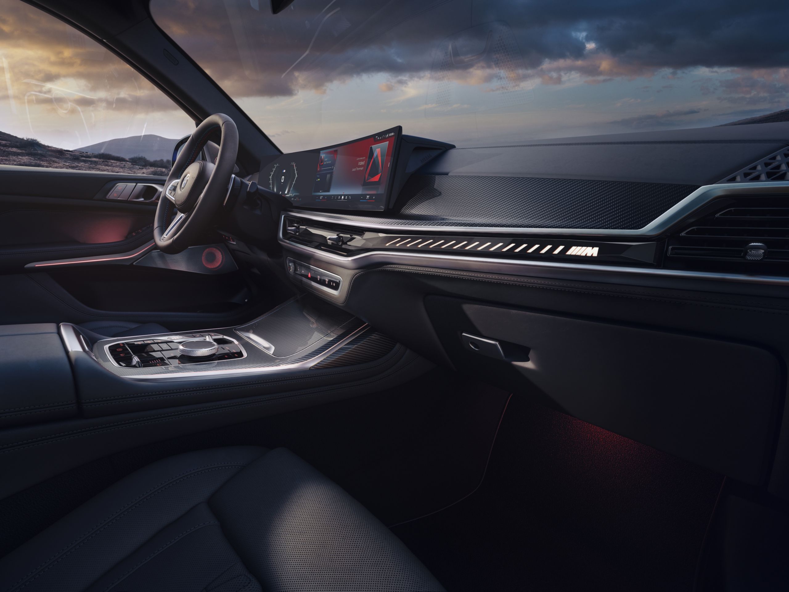BMW X7 M60i BMW Curved Display and M-specific Light Bar
