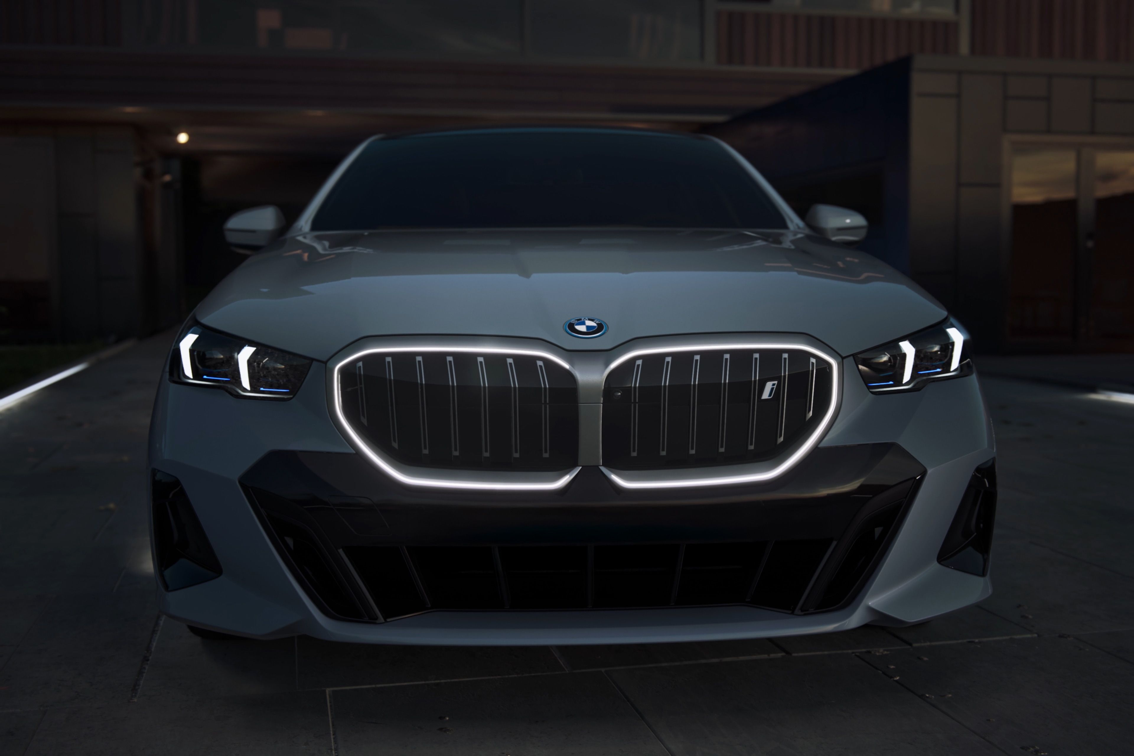 The illuminated BMW kidney and headlights on the BMW i5 Sedan