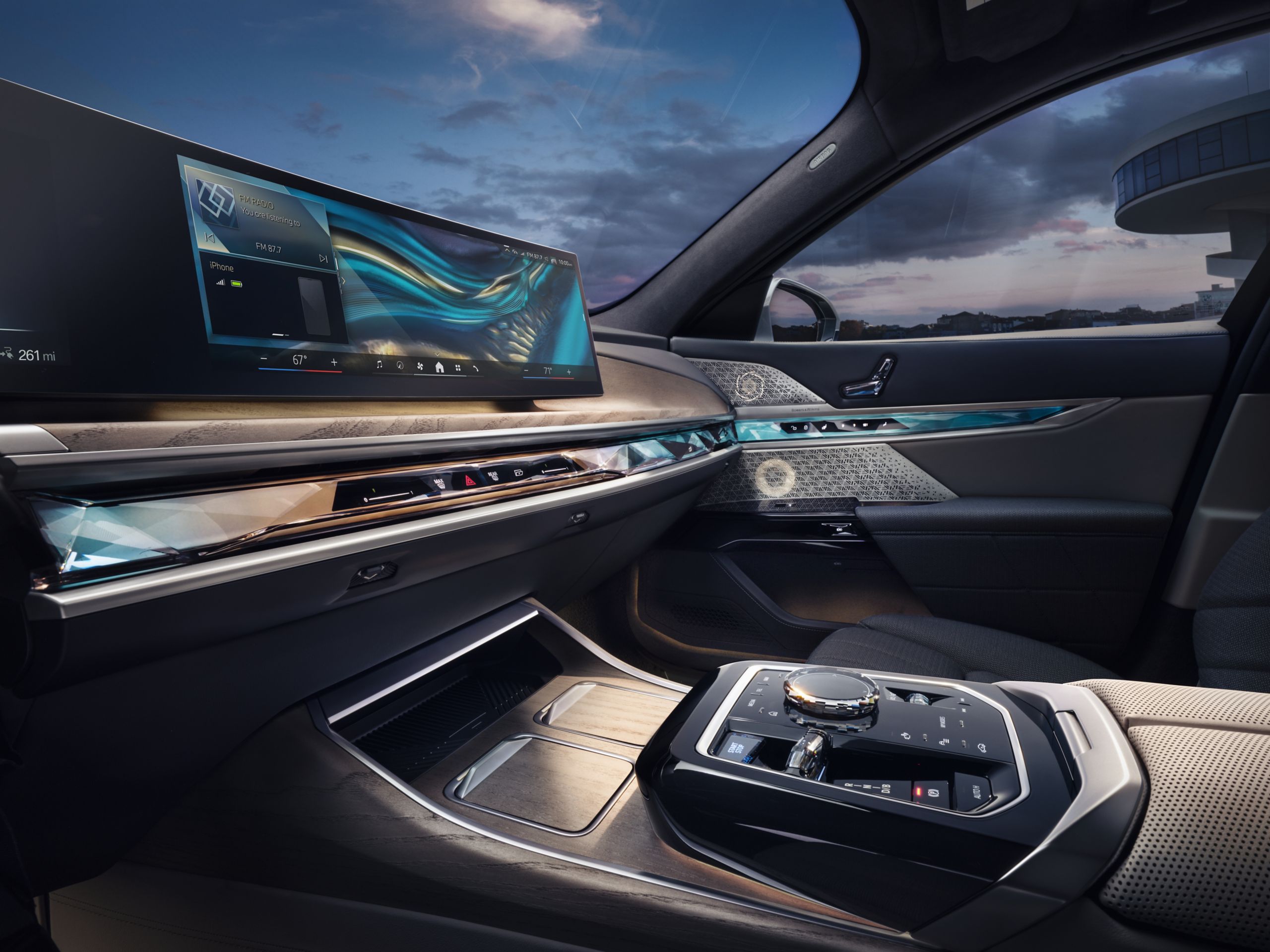 BMW i7 Sedan Curved Display