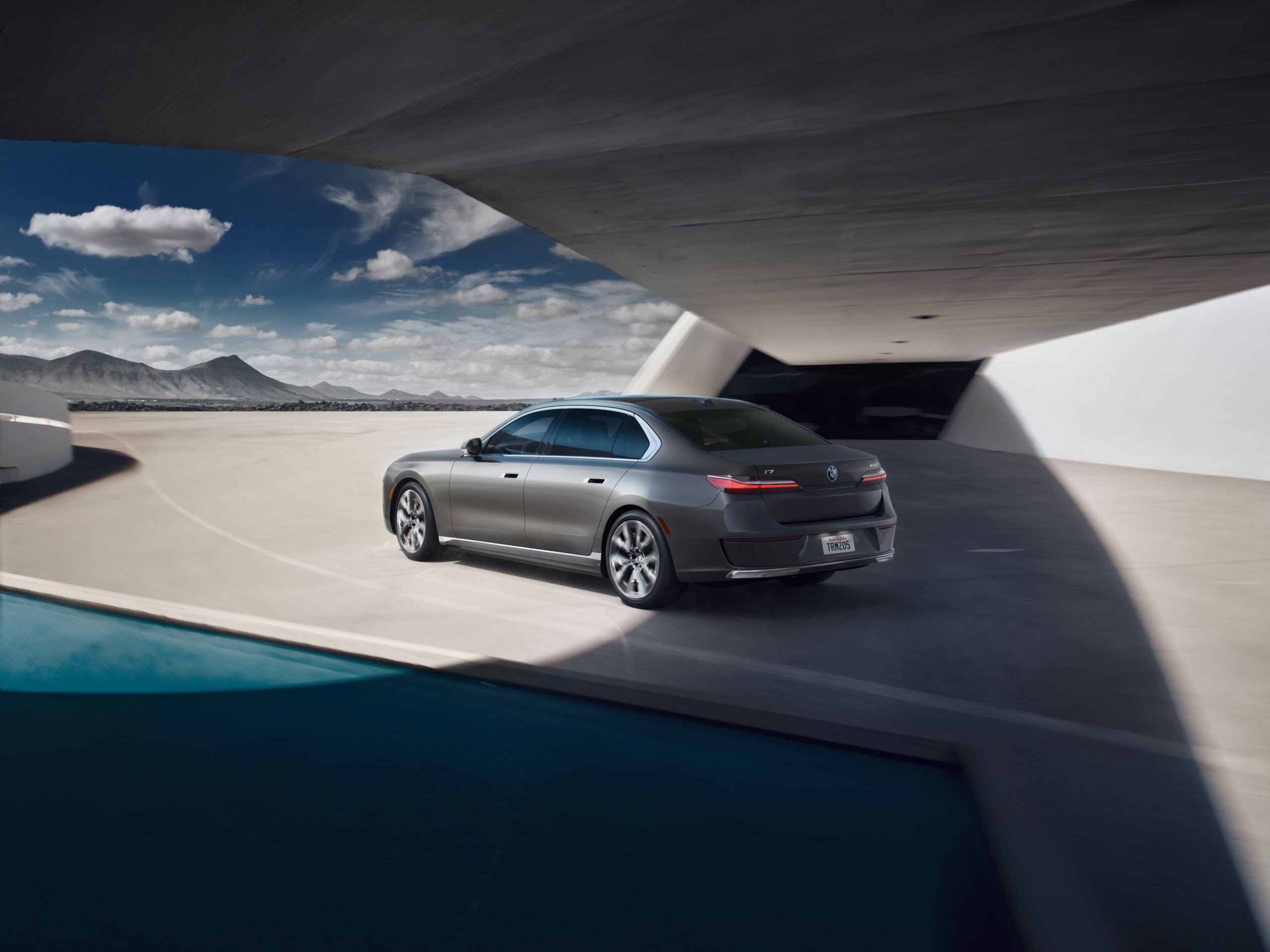 BMW i7 Sedan side view