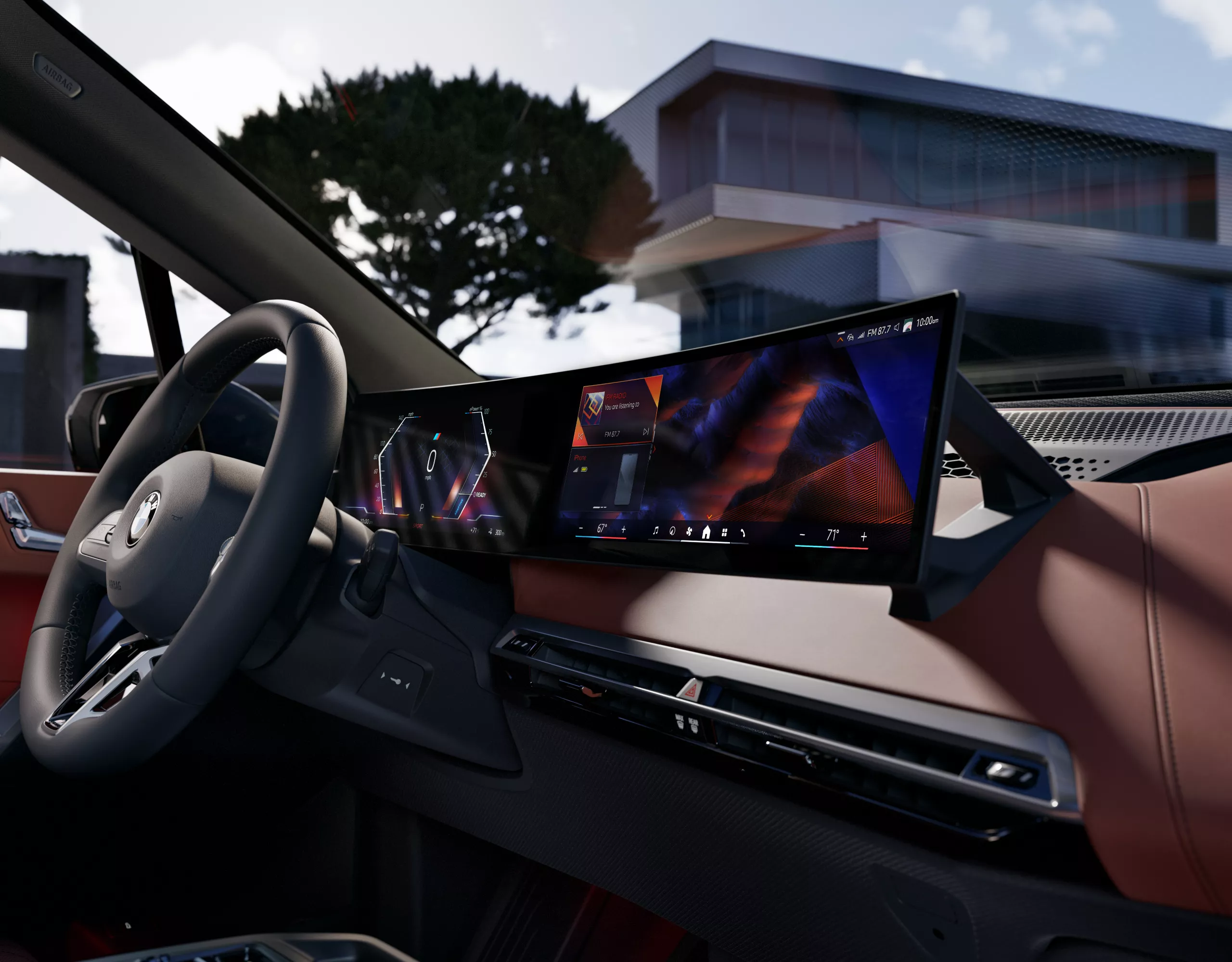 BMW 운전자가 중앙 디스플레이에 표시된 경로를 확인합니다