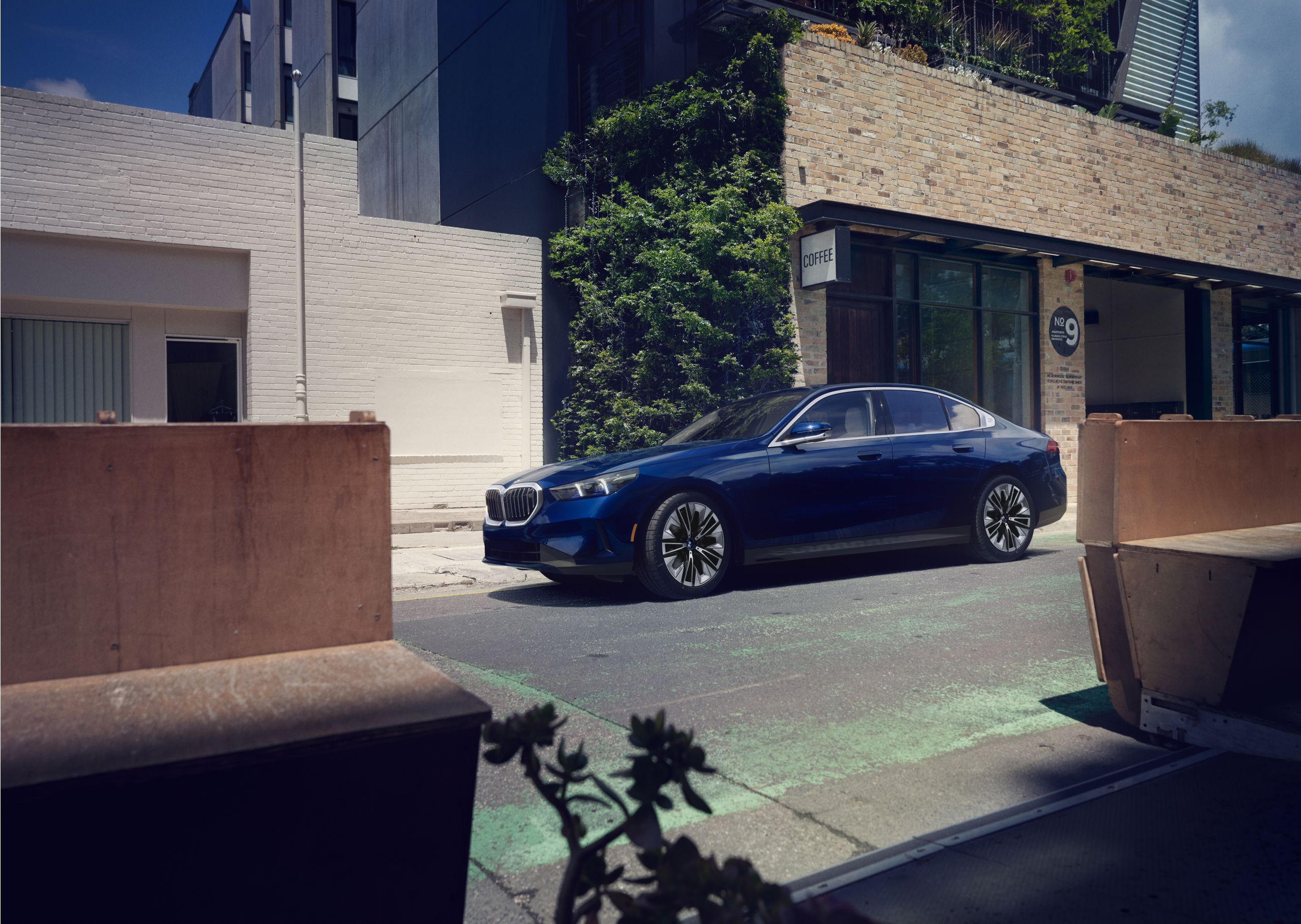 BMW 5 Series Sedan G60 ICE exterior loop