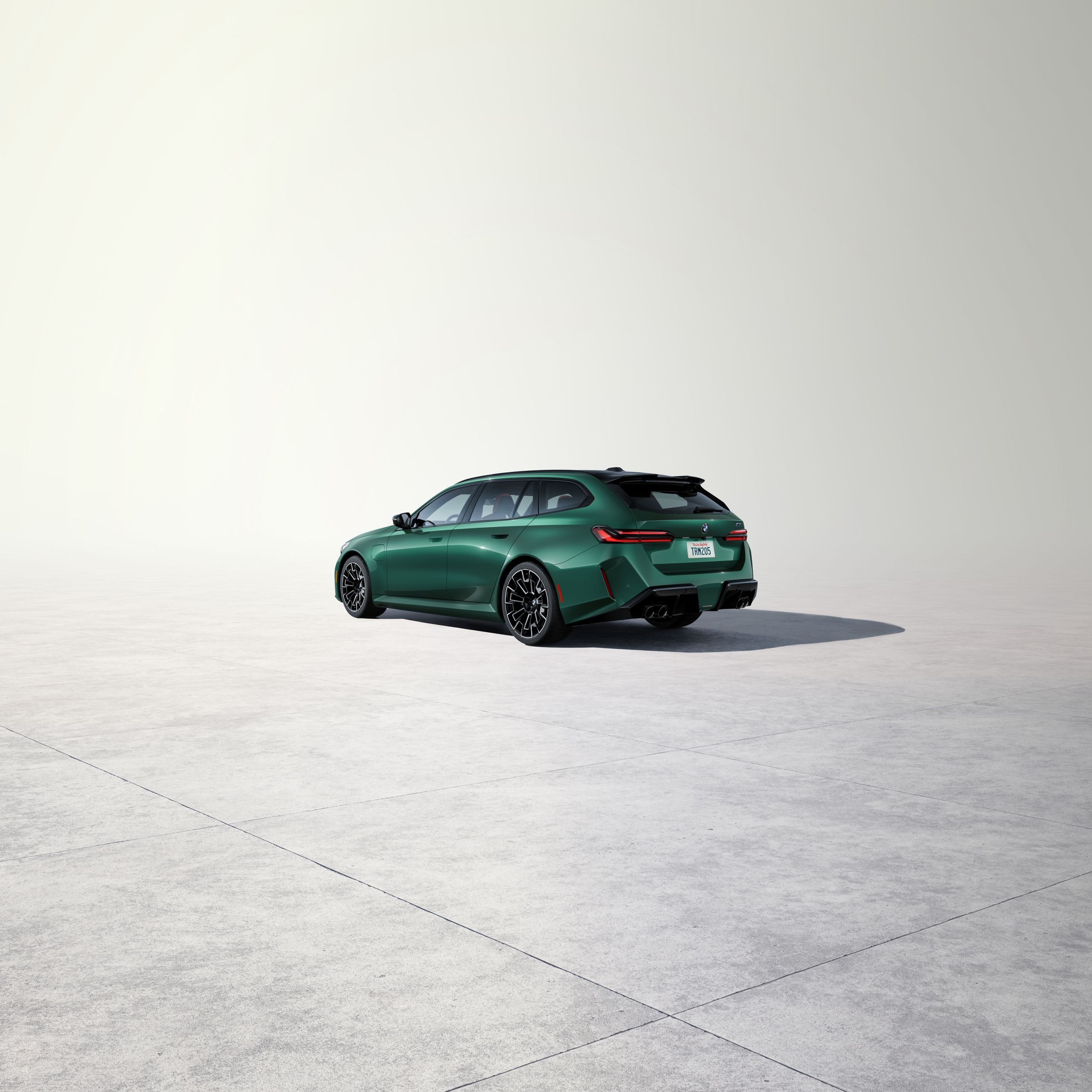 BMW M5 Touring M-specific rear spoiler and diffuser