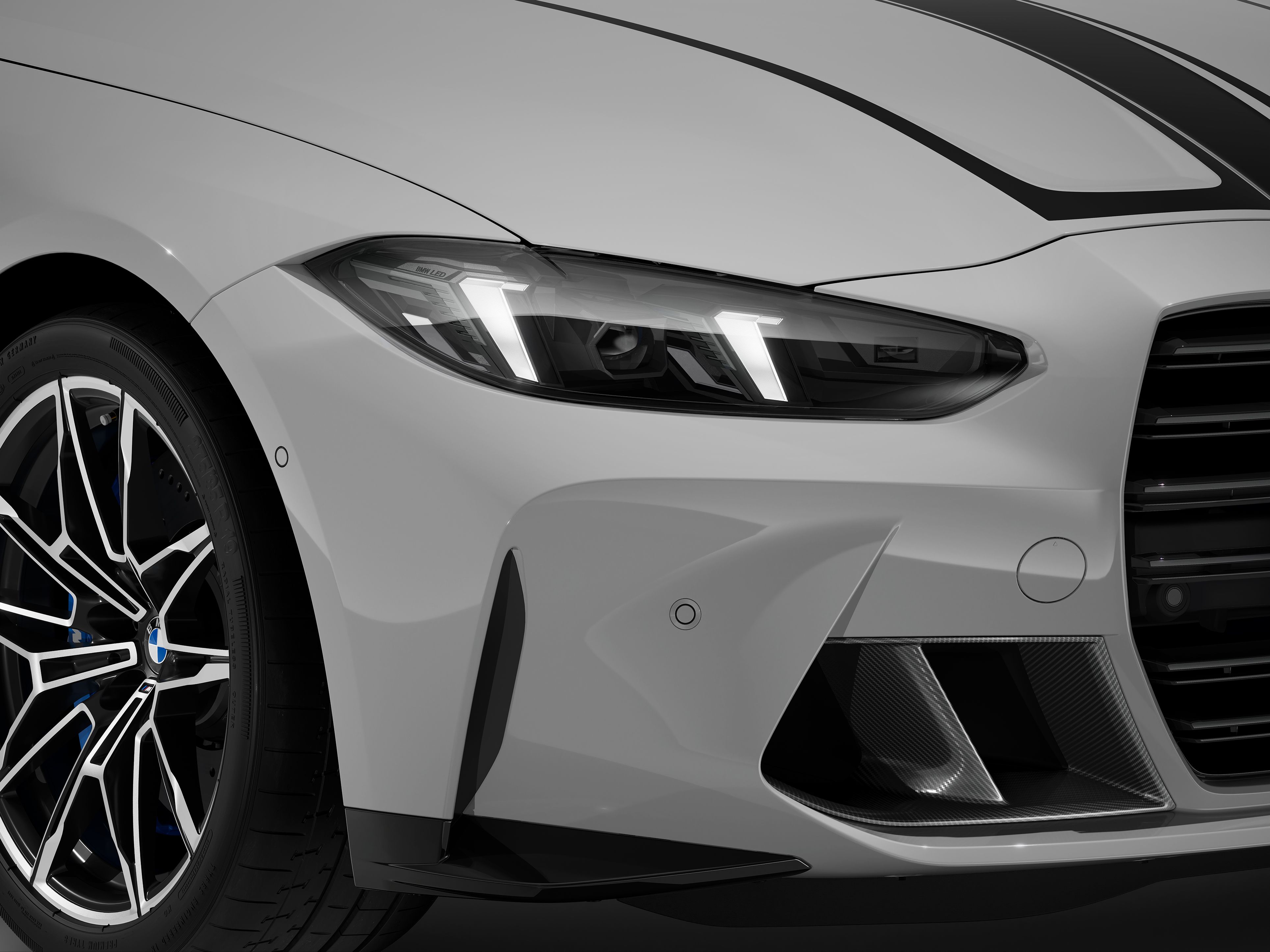 Adaptive LED headlights on the BMW M4 Coupe