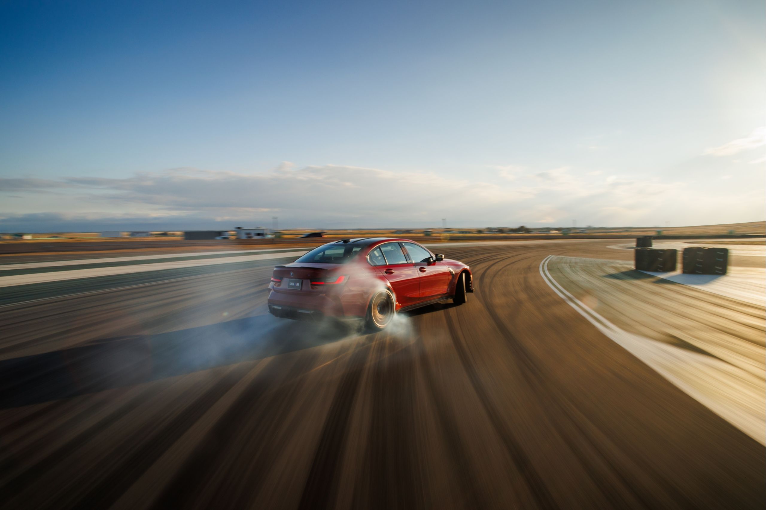 The M3 CS Handschalter driving away quickly, leaving a spray of dust in its wake