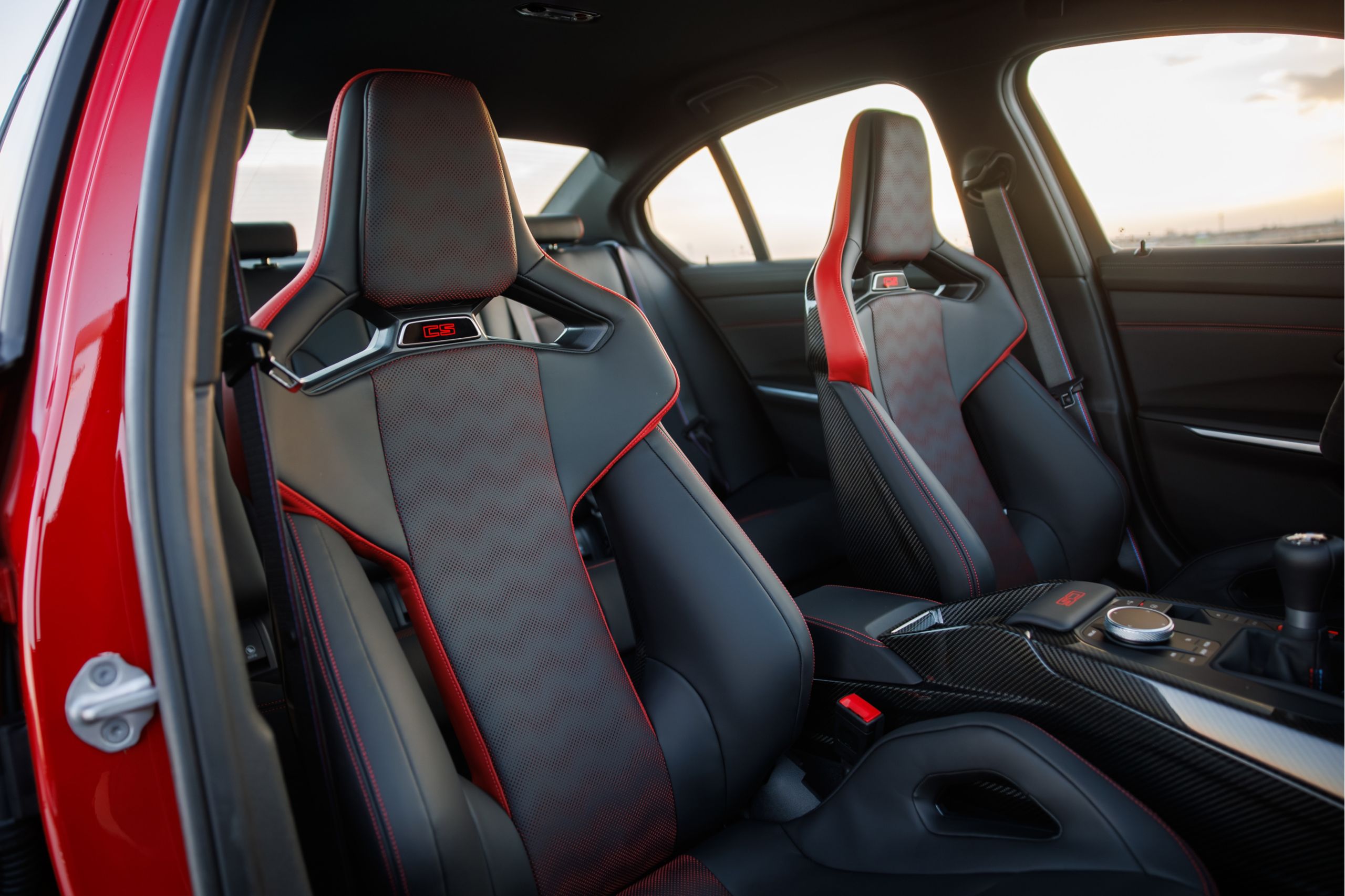The interior of the M3 CS Handschalter, showing the two front seats in Merino leather