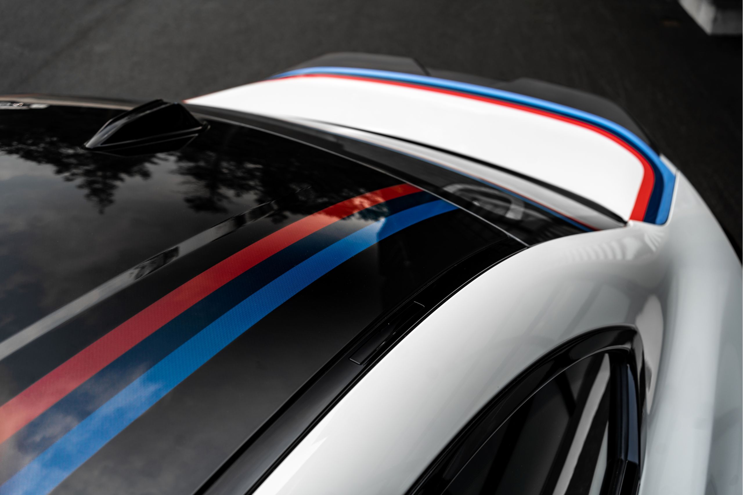 Overhead view of the roof and rear bumper of the M2 Turbo Design Edition featuring sporty M racing stripes