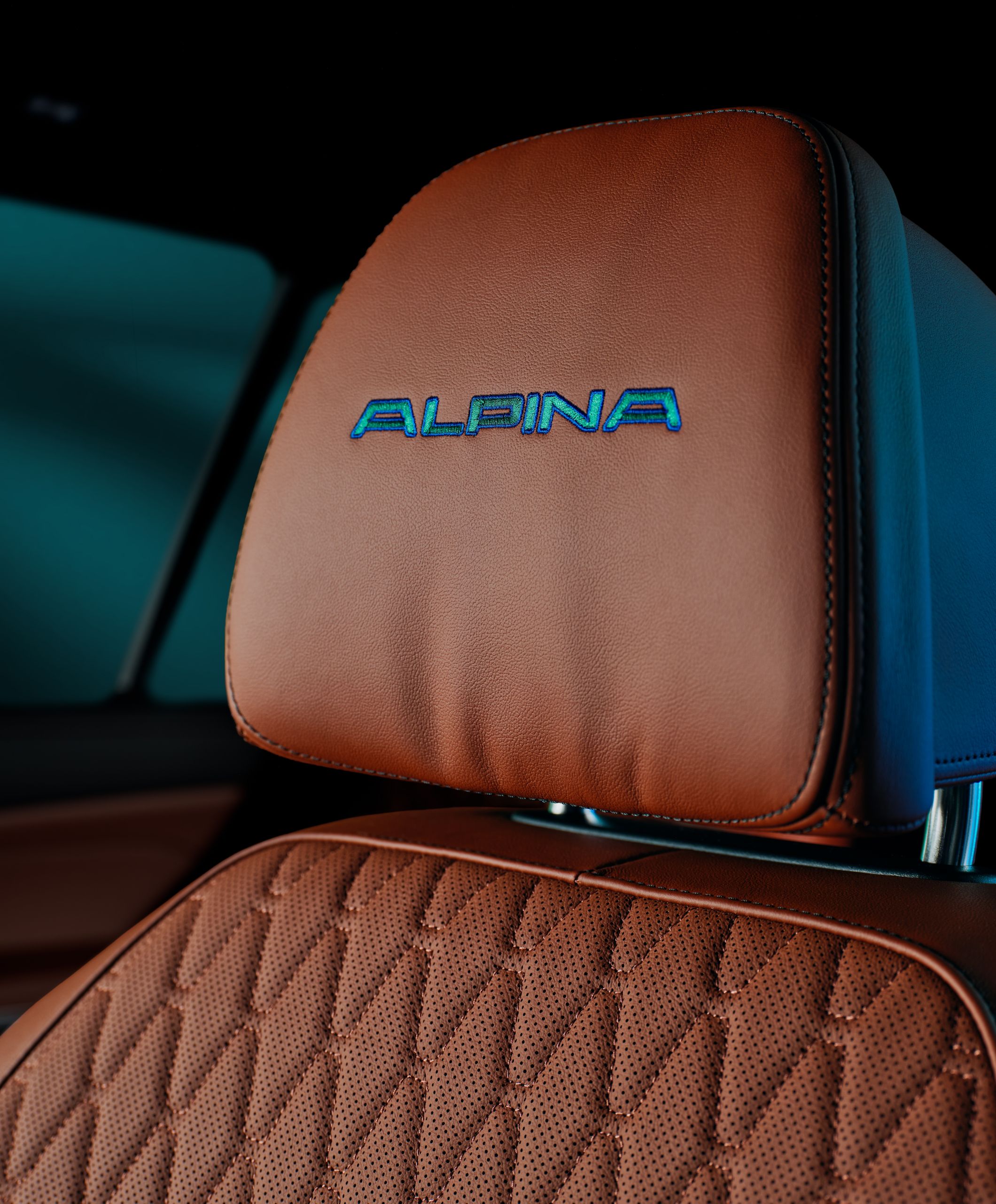 The driver's seat in the XB7 MANUFAKTUR, featuring ALPINA embroidery on the headrest. 