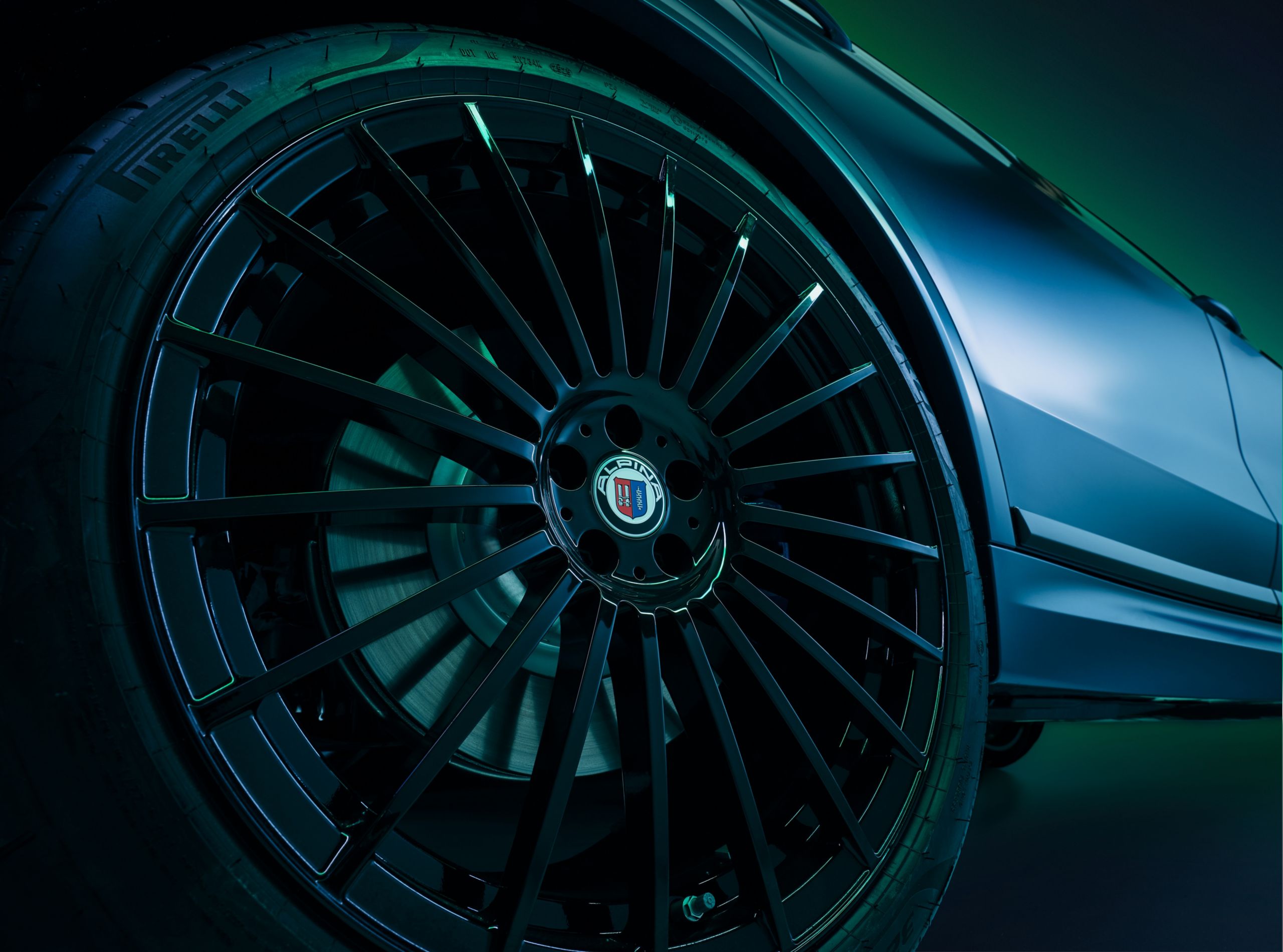 The 23-inch ALPINA CLASSIC forged 20-spoke wheels on the XB7 MANUFAKTUR 