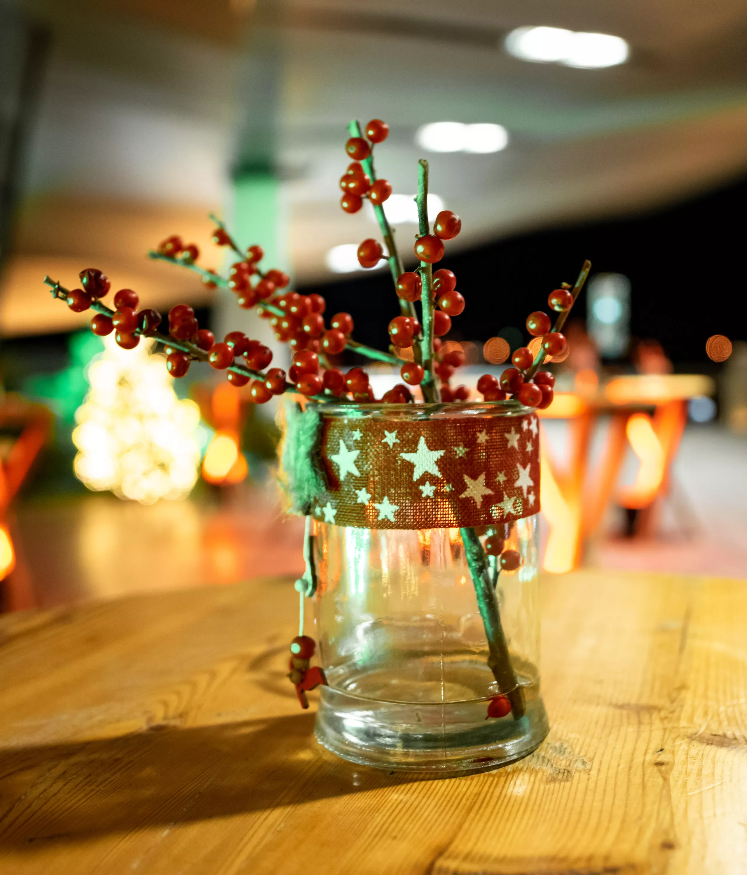 Table decoration featuring a glass with a star pattern and a branch on the Roof Terrace at BMW Welt.