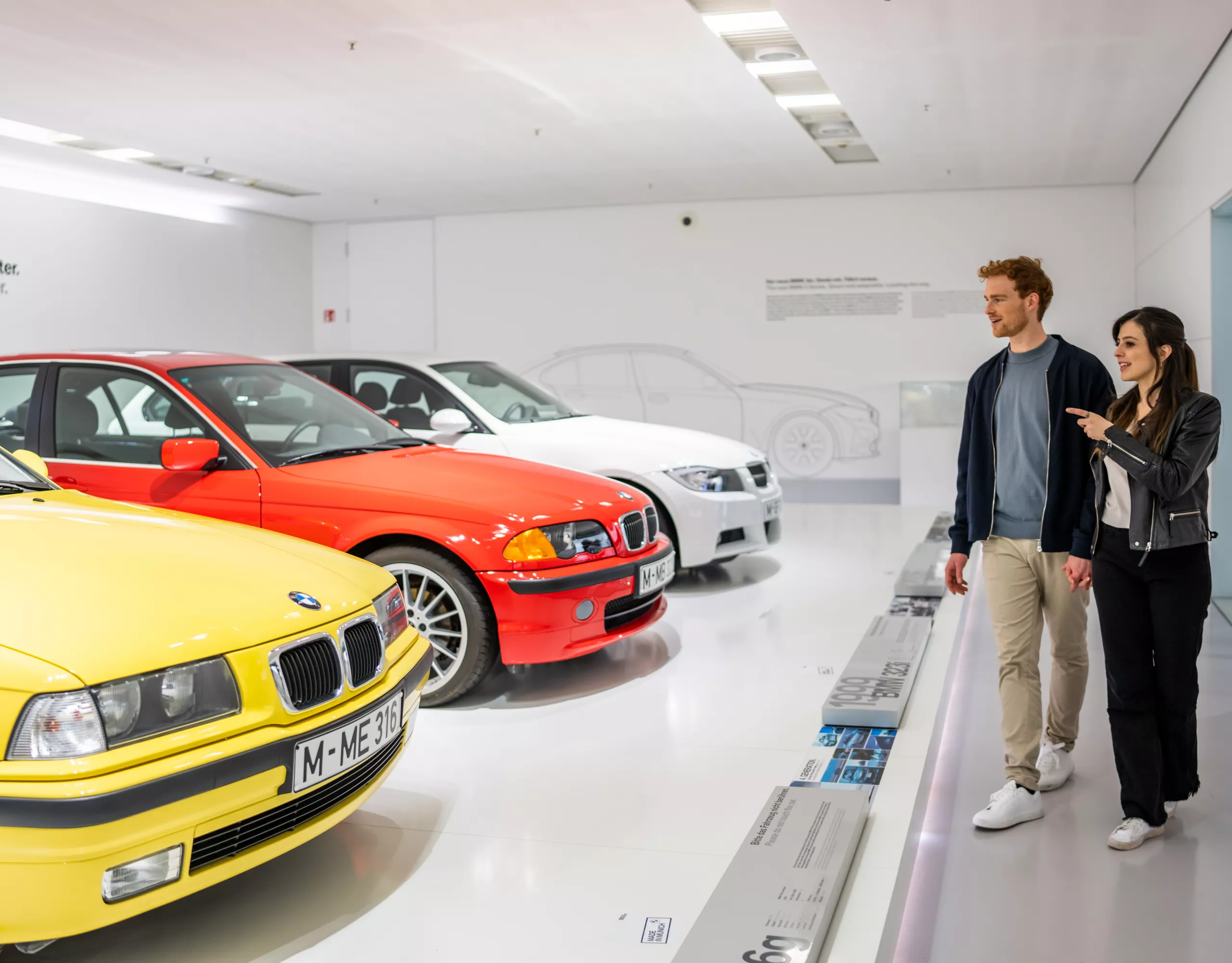 Paar erkundet die Classic Ausstellung im BMW Museum