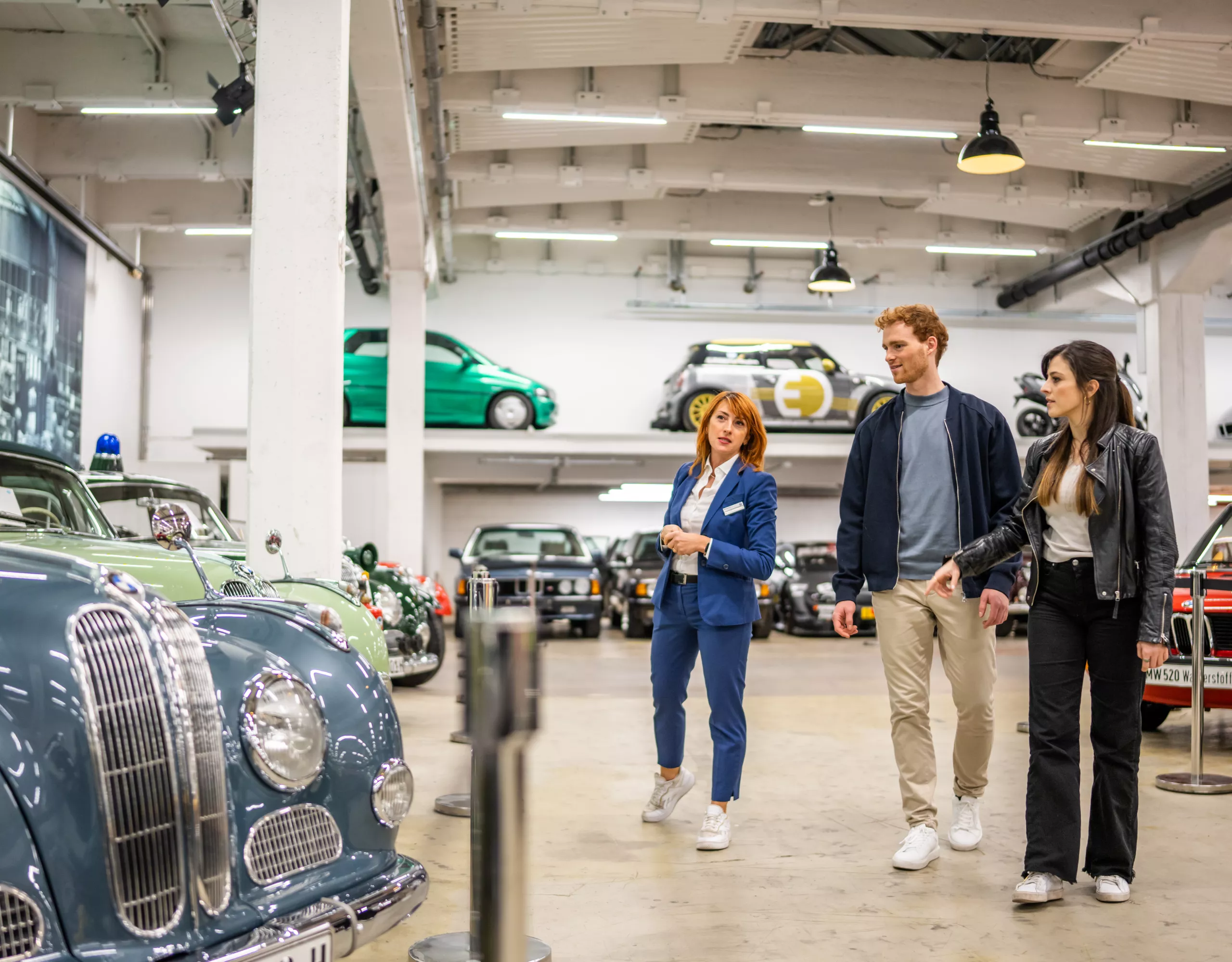 Paar wird durch die BMW Group Classic Ausstellung geführt