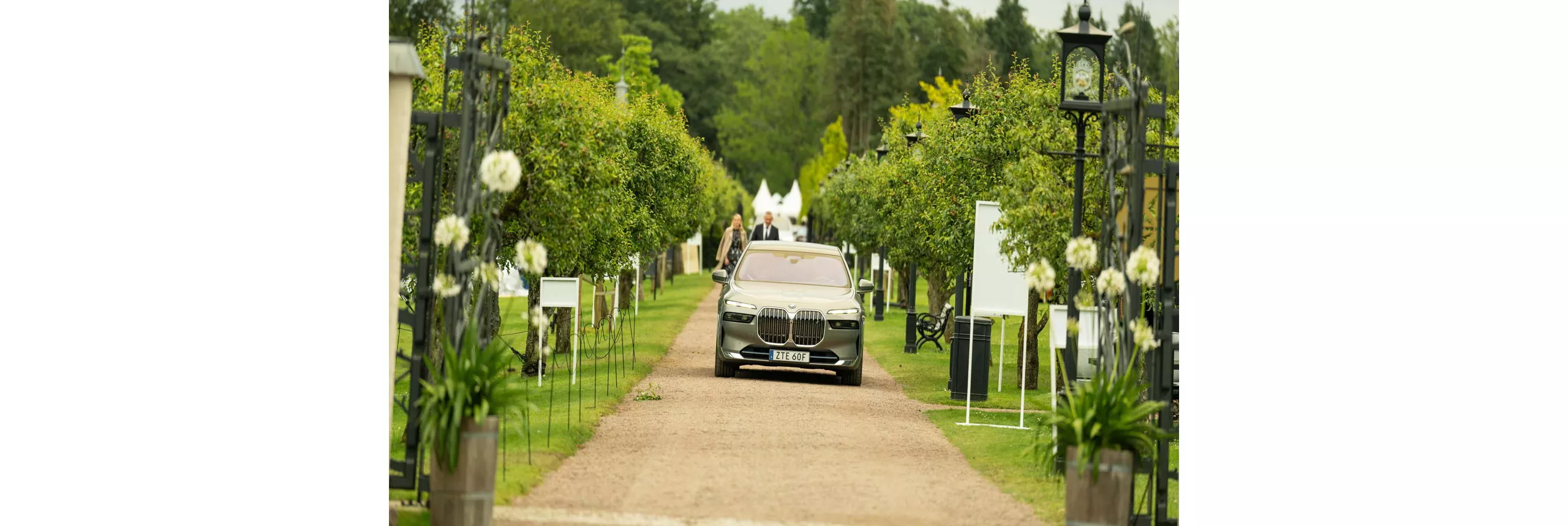 BMW körandes på en väg.