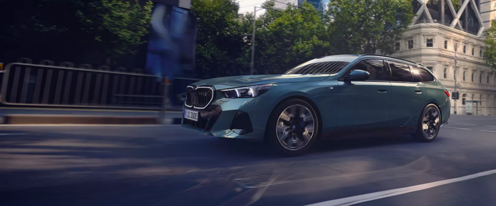 BMW i5 på stadsväg.