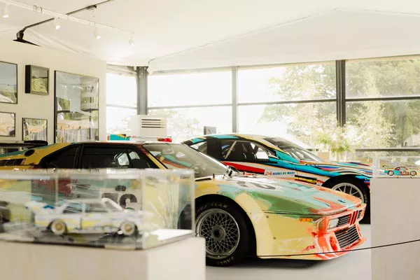 Två stycken BMW Art Cars i showroom.