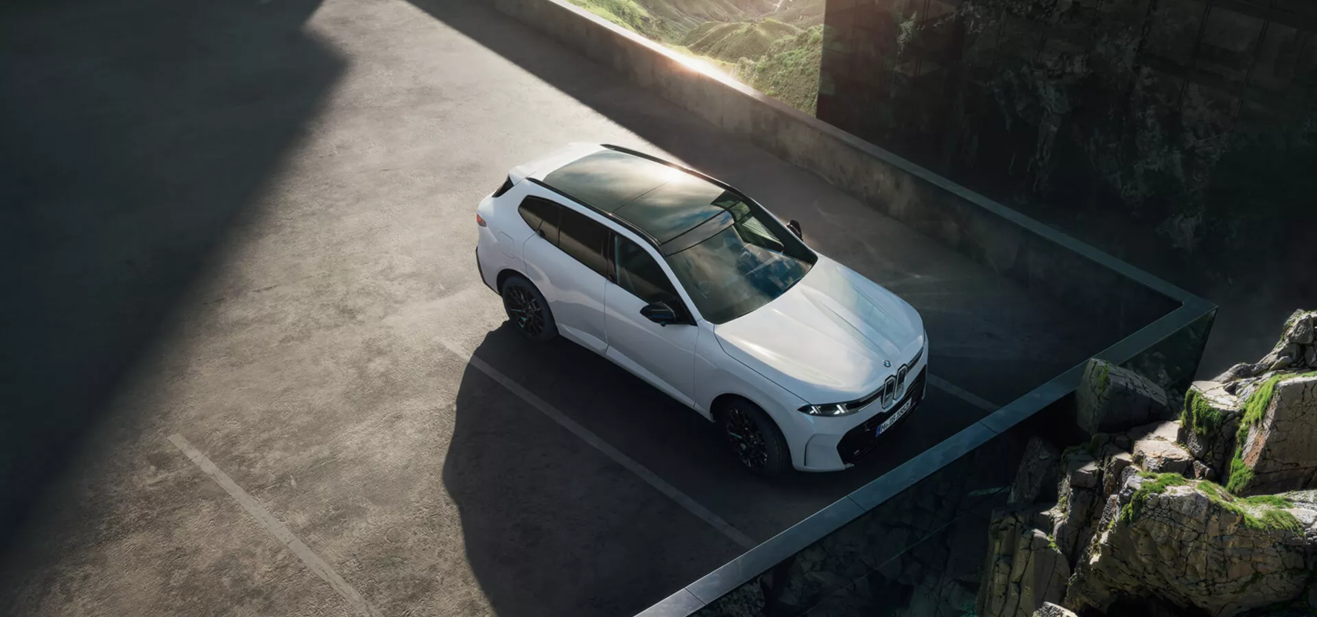Vogelperspektive auf einem weißen BMW X5.