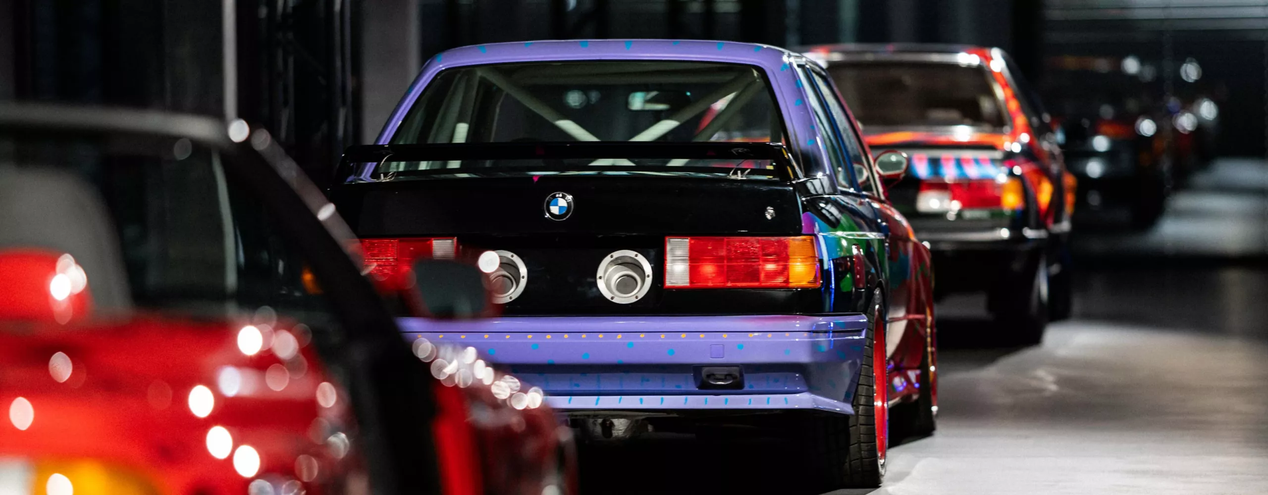 Sei BMW Art Car una dietro l’altra in fila con veduta sulla parte posteriore