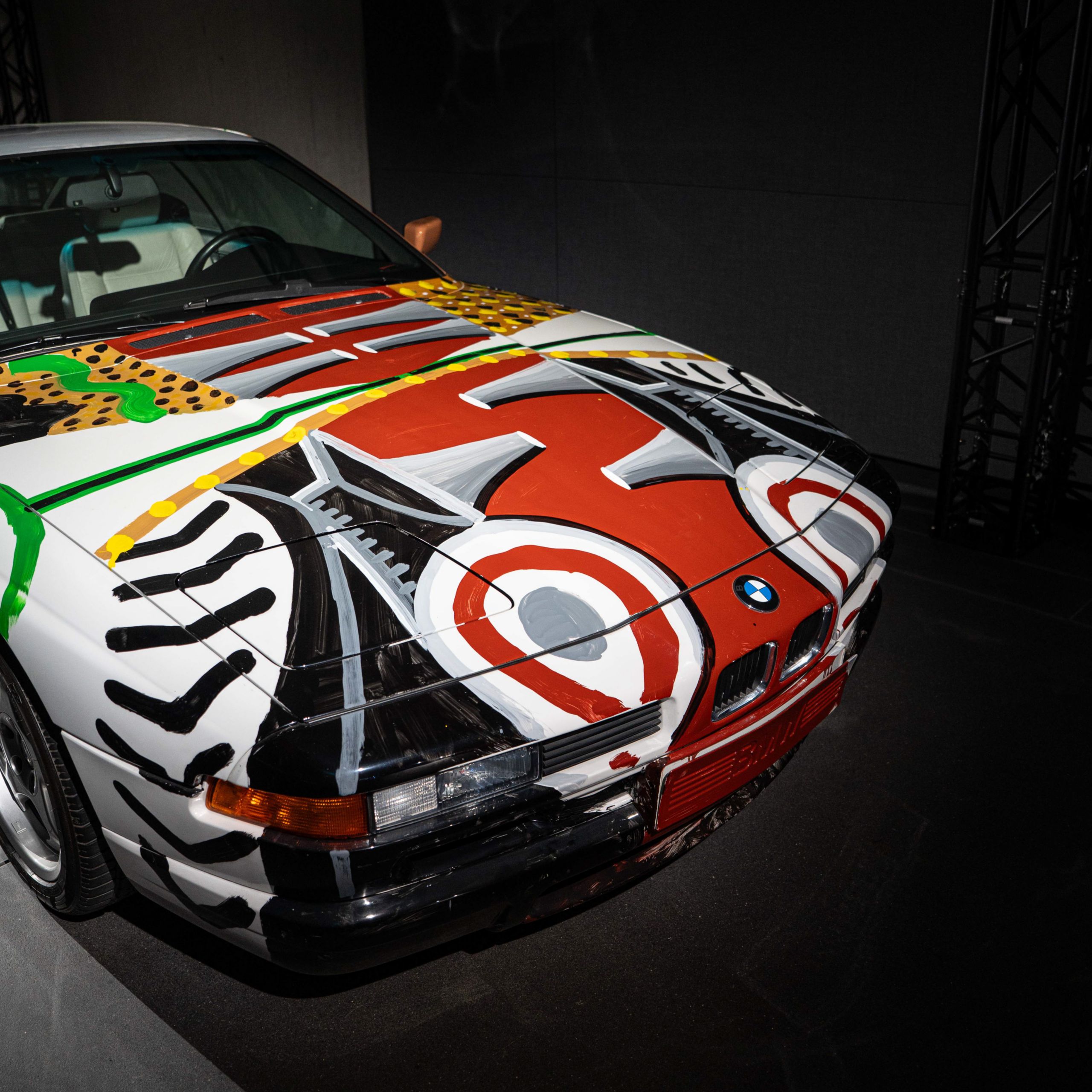 Vue de face avec un accent sur le capot moteur de la BMW Art Car de David Hockney avec ses peintures colorées