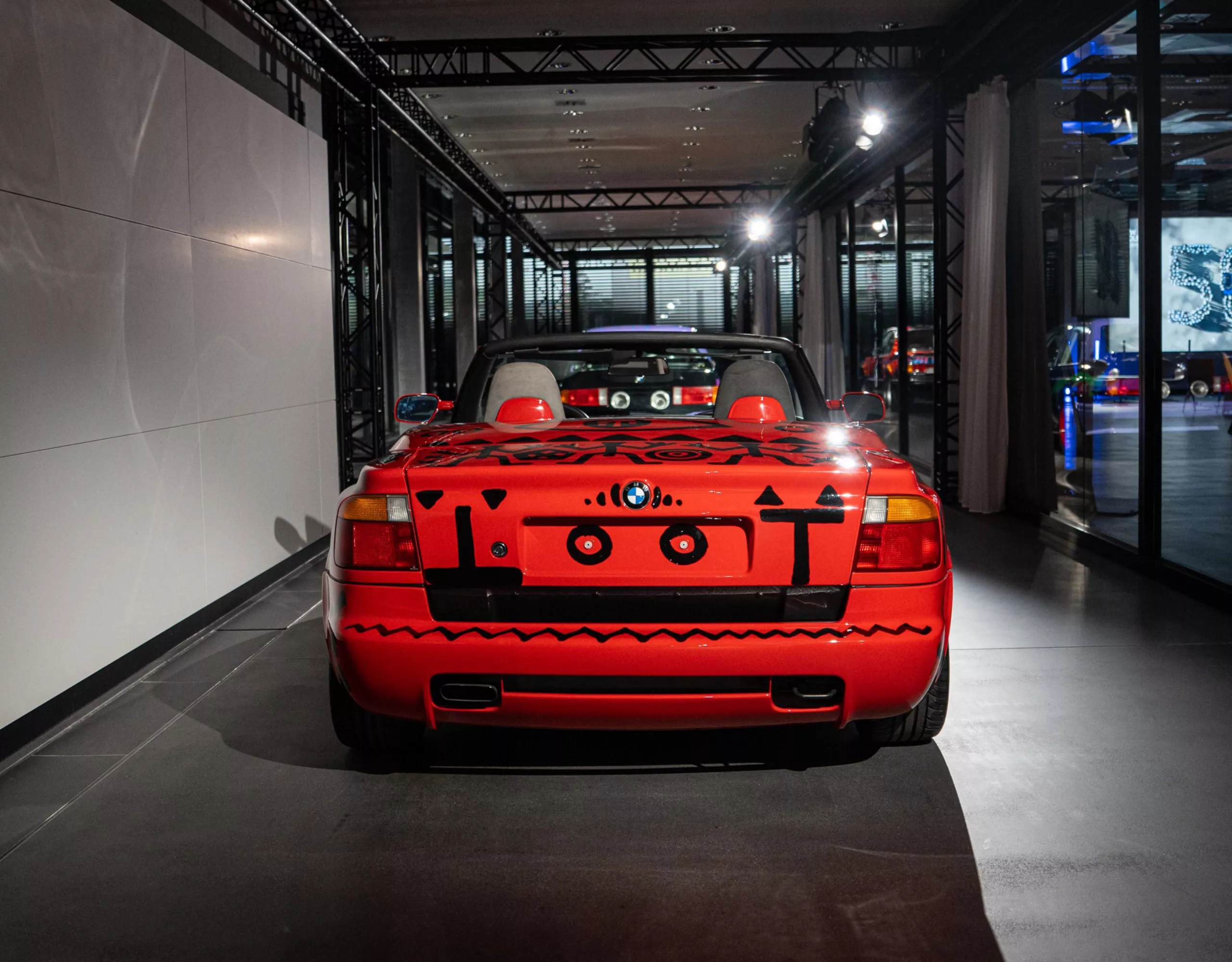 Vista posteriore della BMW Z1 Art Car rossa di A.R. Penck con figure astratte in nero