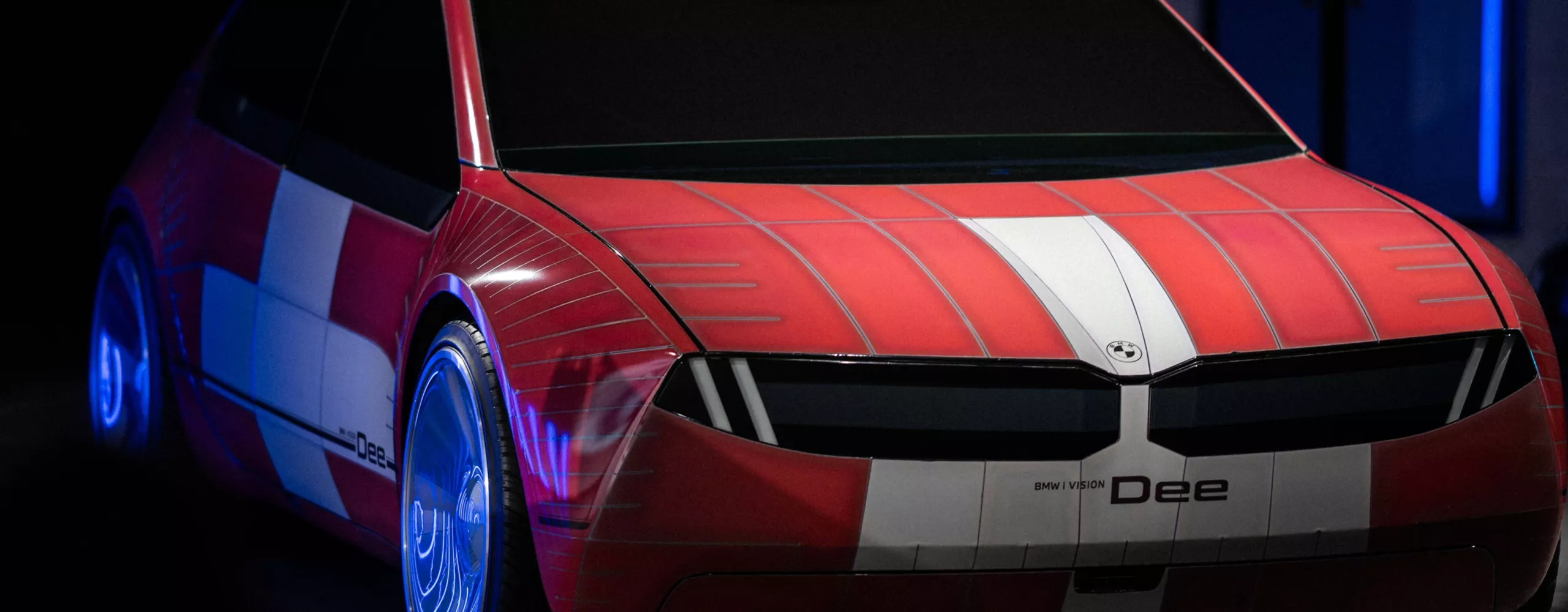 Primo piano frontale della concept car BMW i Vision Dee nei colori della Svizzera