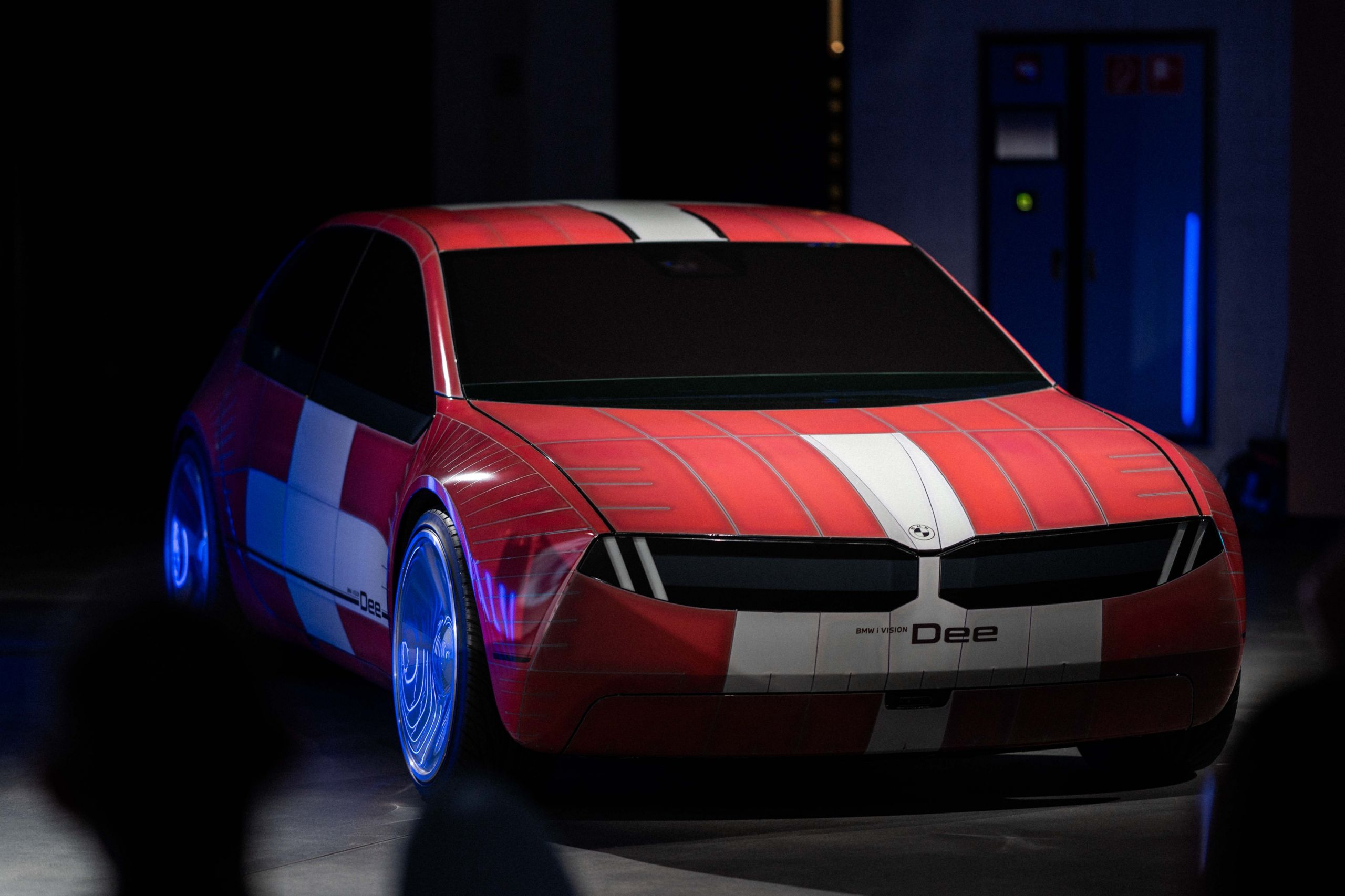 Vue de face en gros plan du concept-car BMW i Vision Dee aux couleurs de la Suisse