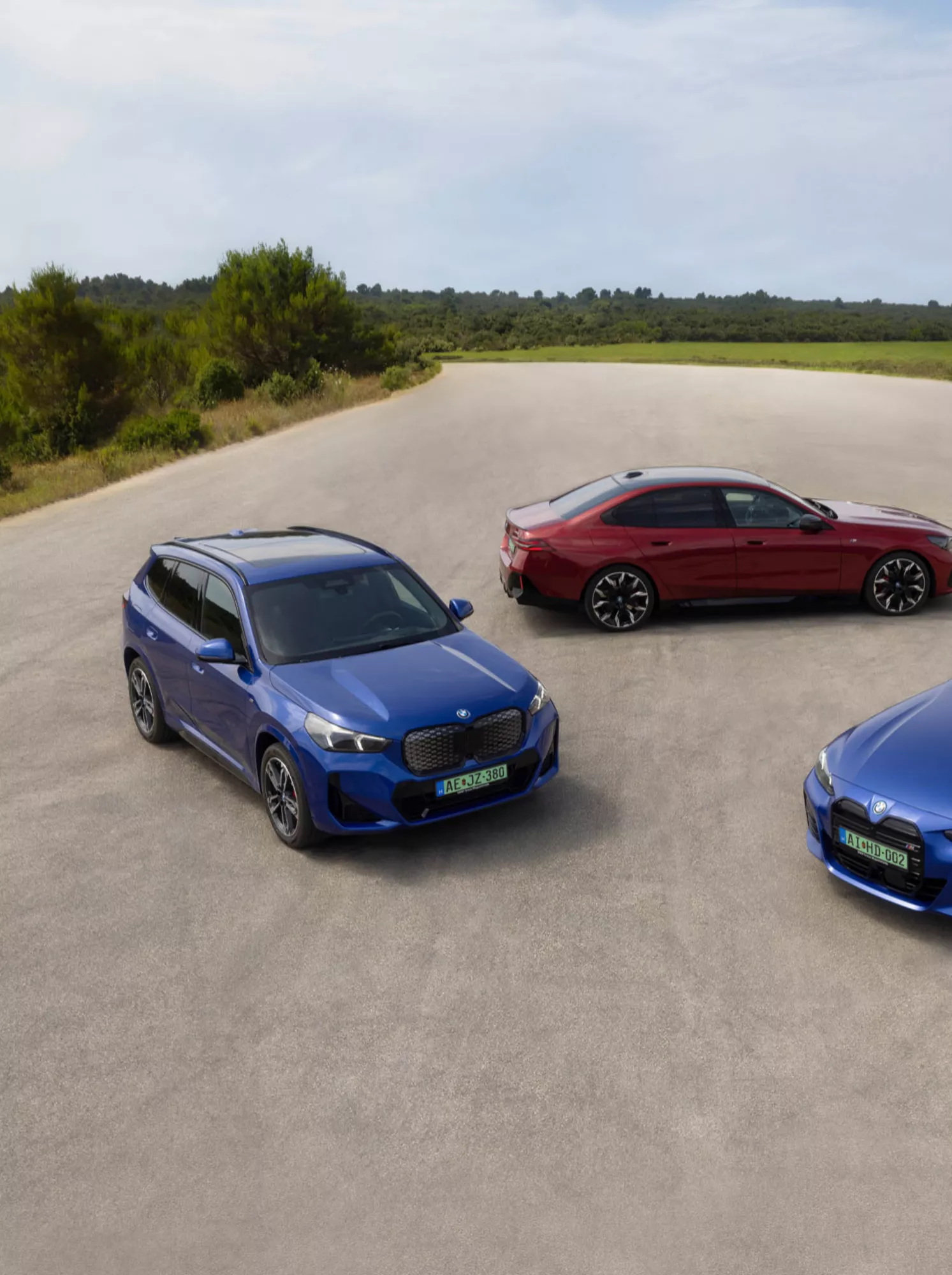 Egy asztalnál ülő üzletember számítógépén dolgozik egy modern irodában.