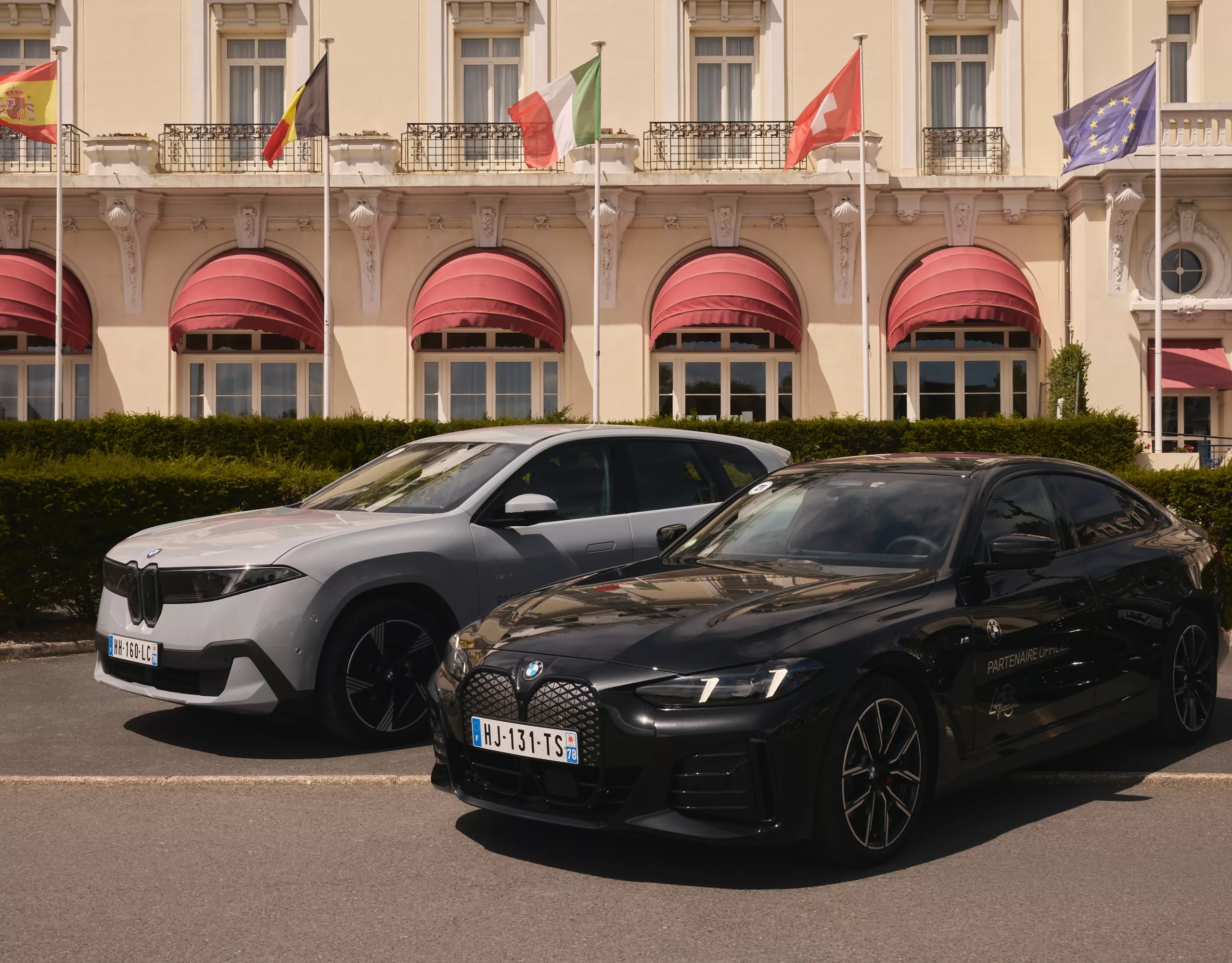 Image de l’exposition de la BMW iX3 et de la BMW i4 au Festival du Film de Cabourg 2026.